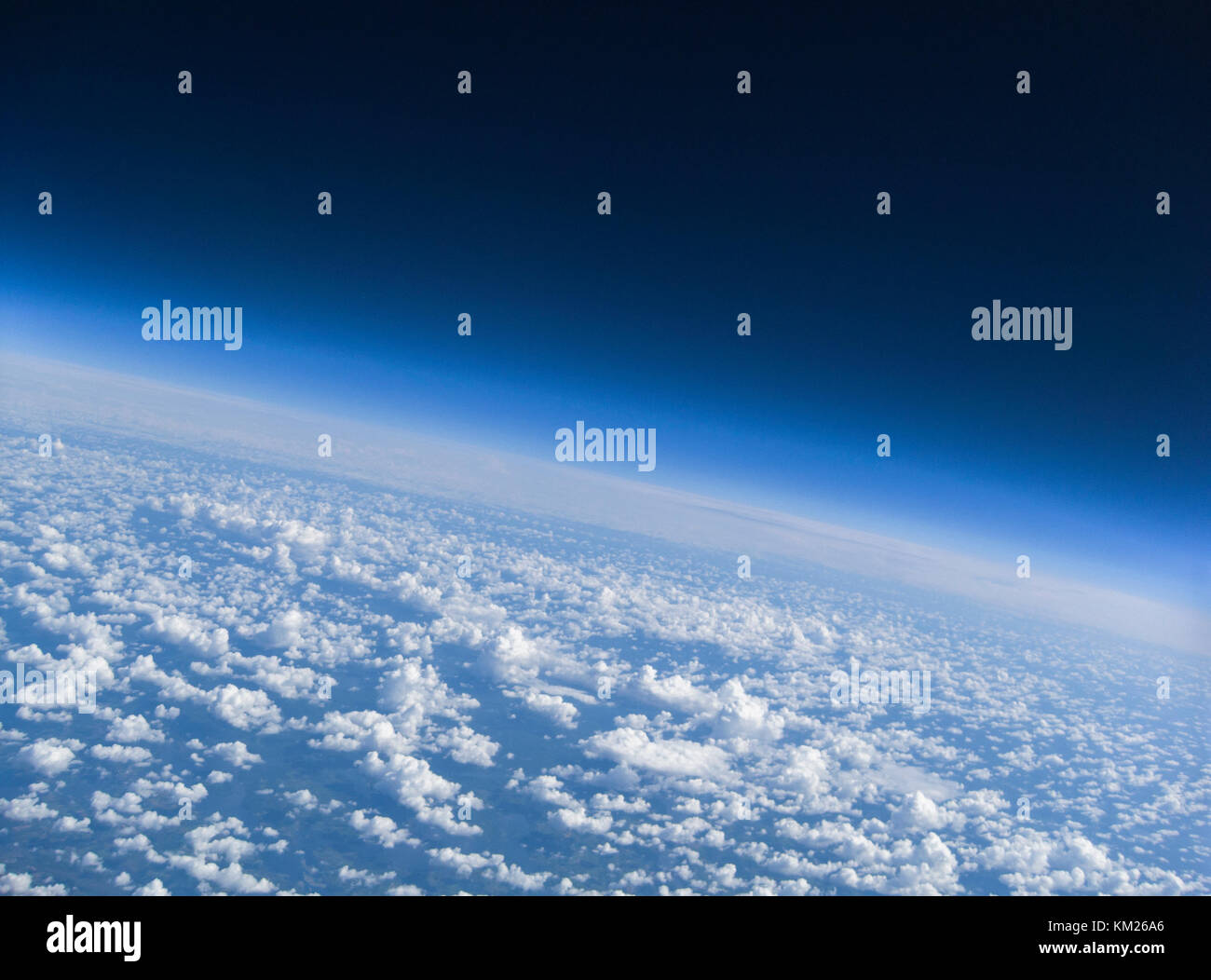 El horizonte y las nubes del planeta Tierra como se ve desde lo alto de esta imagen aérea tomada desde un globo meteorológico de gran altitud Foto de stock