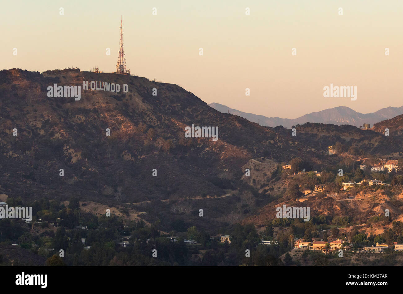 Icónico cartel de Hollywood se ve en las colinas de Los Angeles, California Foto de stock