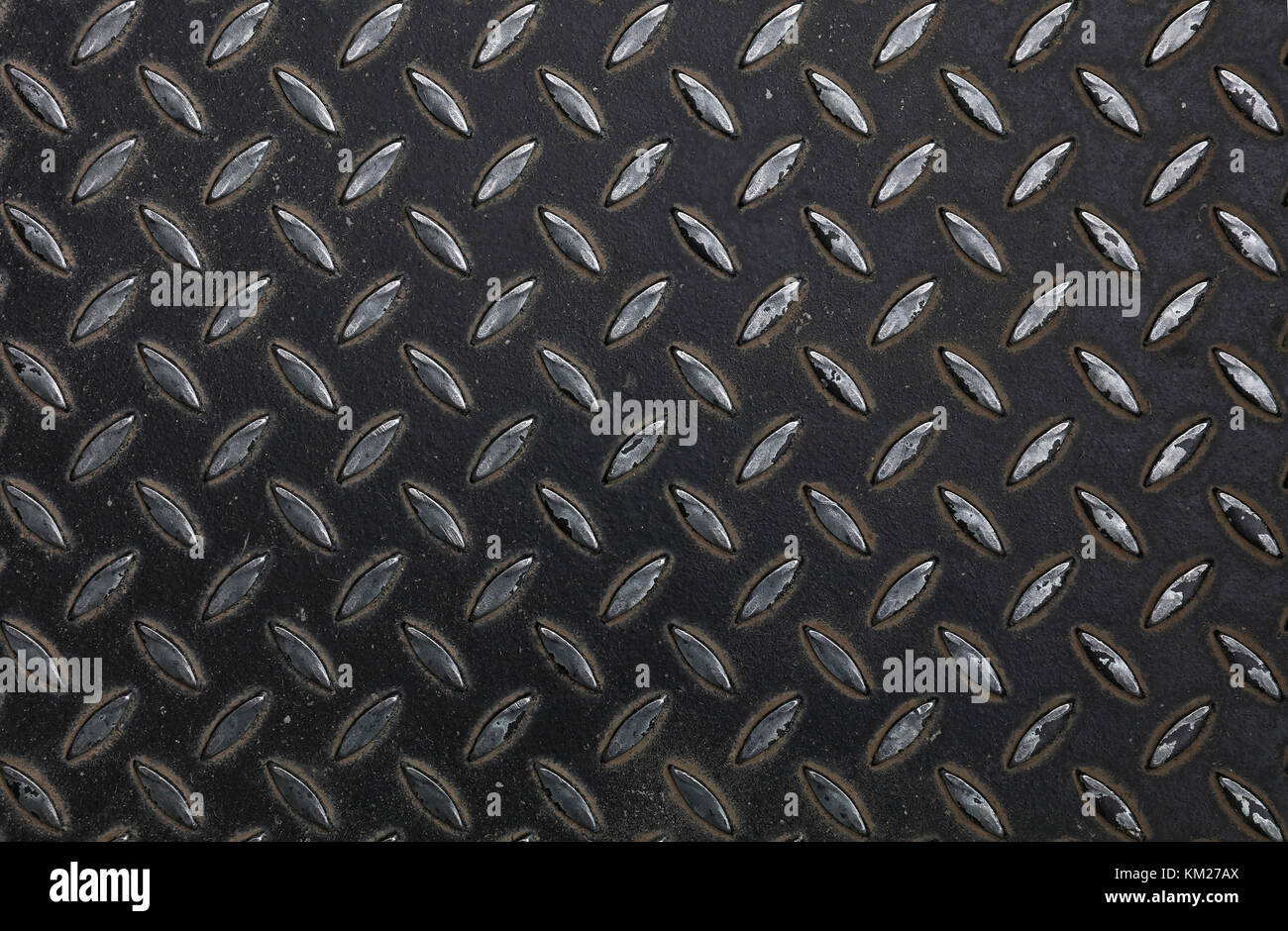 Industriales pintadas de negro en relieve antideslizante de chapa de acero  de metal con diagonal golpes del patrón romboidal, de textura de fondo,  cerrar Fotografía de stock - Alamy