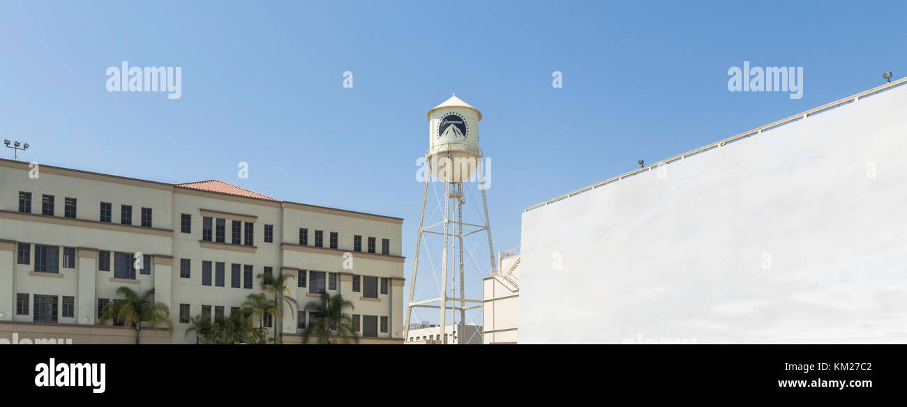 Paramount Studios torre del agua y la piscina con pantalla Foto de stock