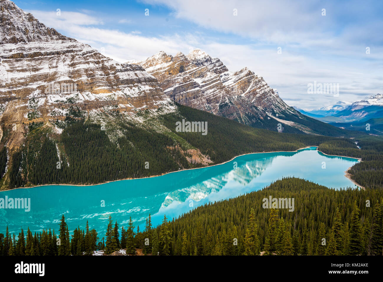 Lago Peyto en el parque nacional Banff Alberta Canadá entre las Montañas Rocosas canadienses Foto de stock