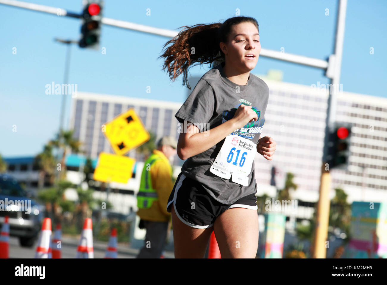 Laughman, Nevada, EE.UU. 2 de diciembre, 2017. corredor en línea de meta.  2017 run laughlin medio maratón, carrera de 5k y 10k. patrocinado por el  Tropicana laughlin. Crédito: Katrina kochneva/zuma alambre/alamy live