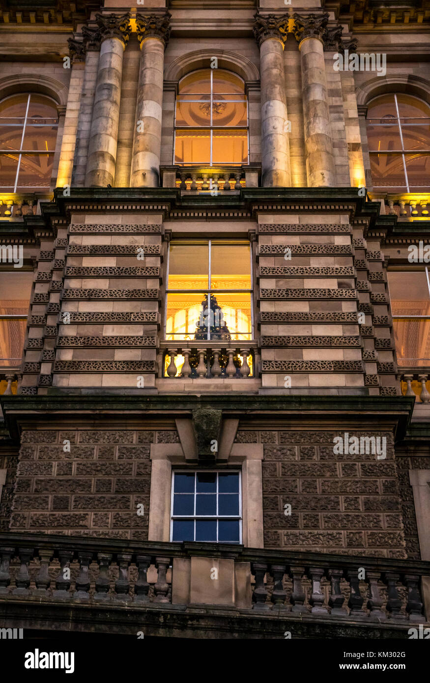Cerca del edificio victoriano, sede del Bank of Scotland, el montículo, iluminado al anochecer con un árbol de Navidad en la ventana, Edimburgo, Escocia, Reino Unido Foto de stock