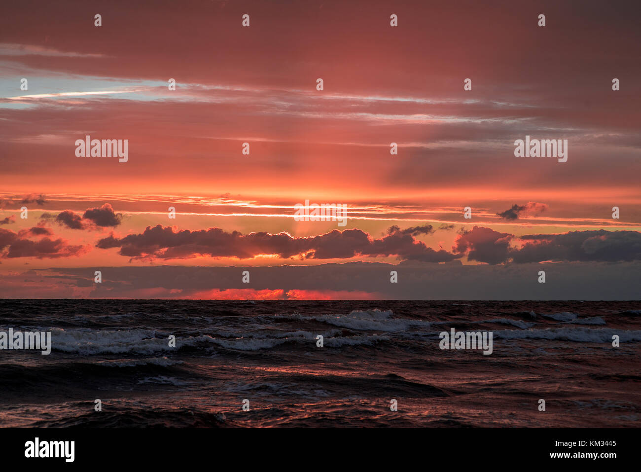 Hermosa puesta de sol en el mar Báltico Foto de stock