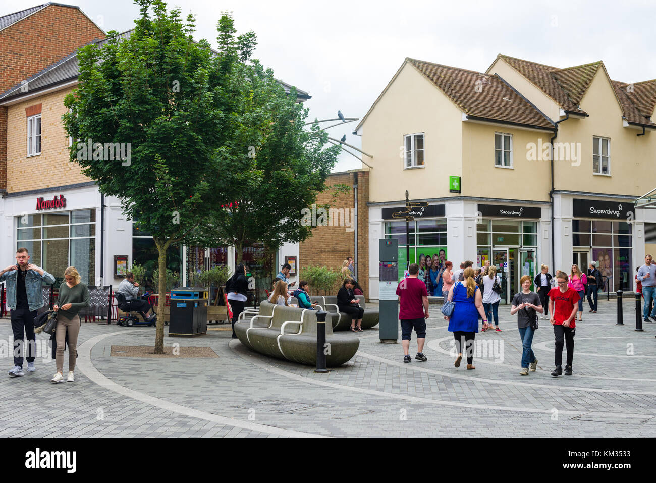 Los compradores caminando alrededor de la plaza Pioneer regeneración urbana, Ciudad de Bicester, England, Reino Unido Foto de stock