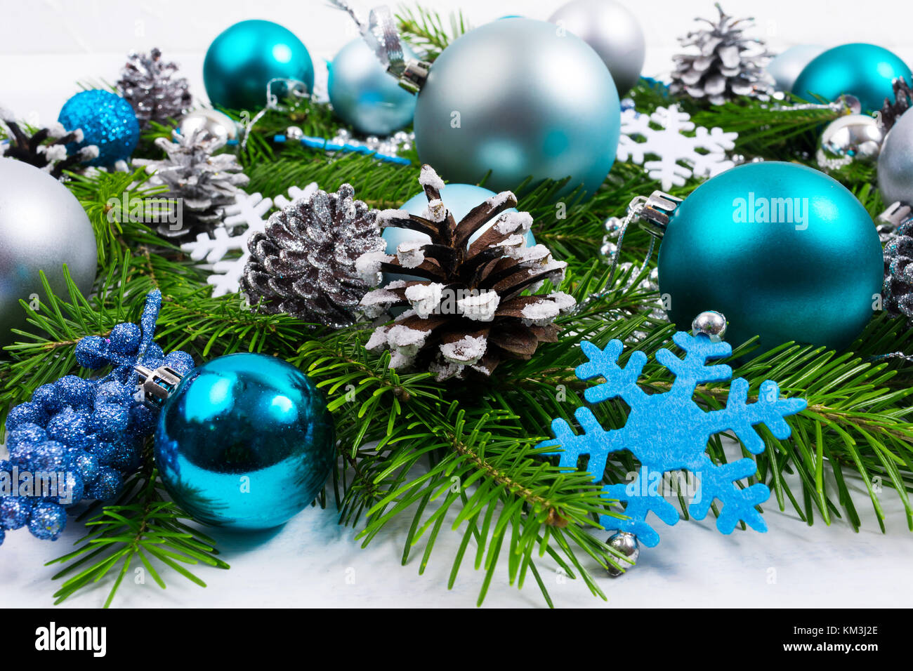 Navidad de acuerdo con plata, bolas de color turquesa, azul copo de nieve y  conos de pino decorado Fotografía de stock - Alamy