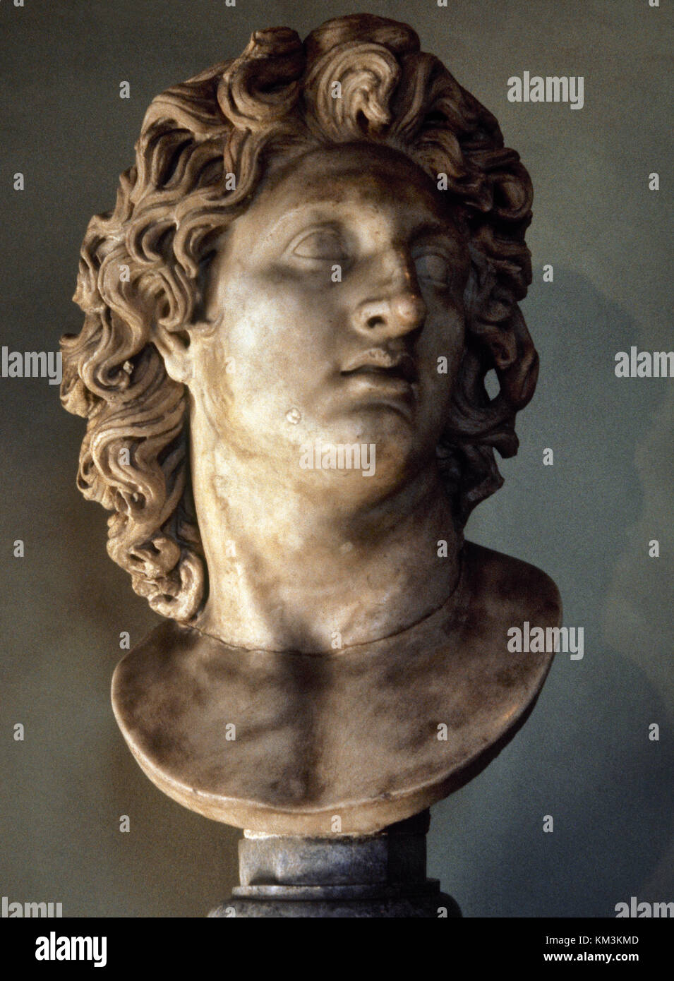 Magno (356-323 a.C.). de Madedon. Busto de Alexander como el dios Helios. Copia de originales por Chares de Lindos, Siglo III A.C. Los Museos Capitolinos. Roma. Italia Fotografía de stock -