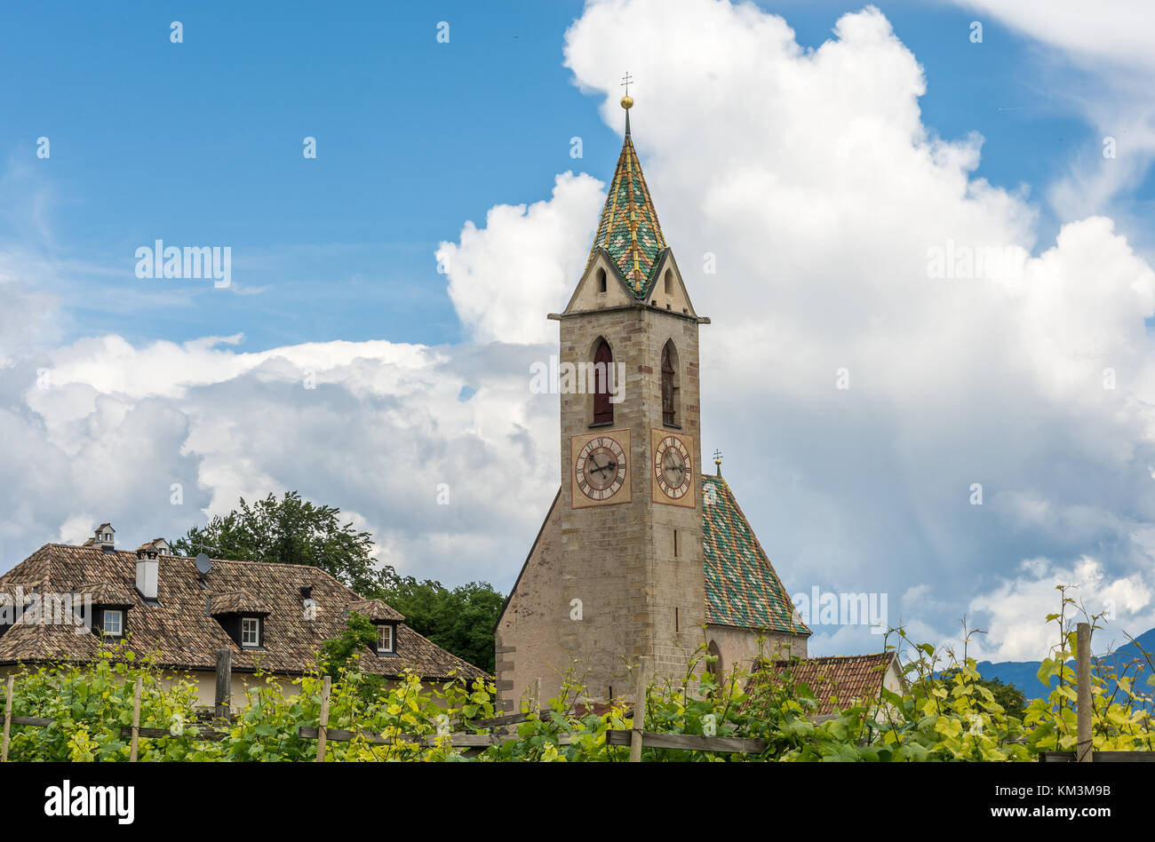 Iglesia de Castelvecchio,es la mayor situado localidad perteneciente a Caldaro", Tirol del Sur, Trentino Alto Adigio, norte de Italia Foto de stock