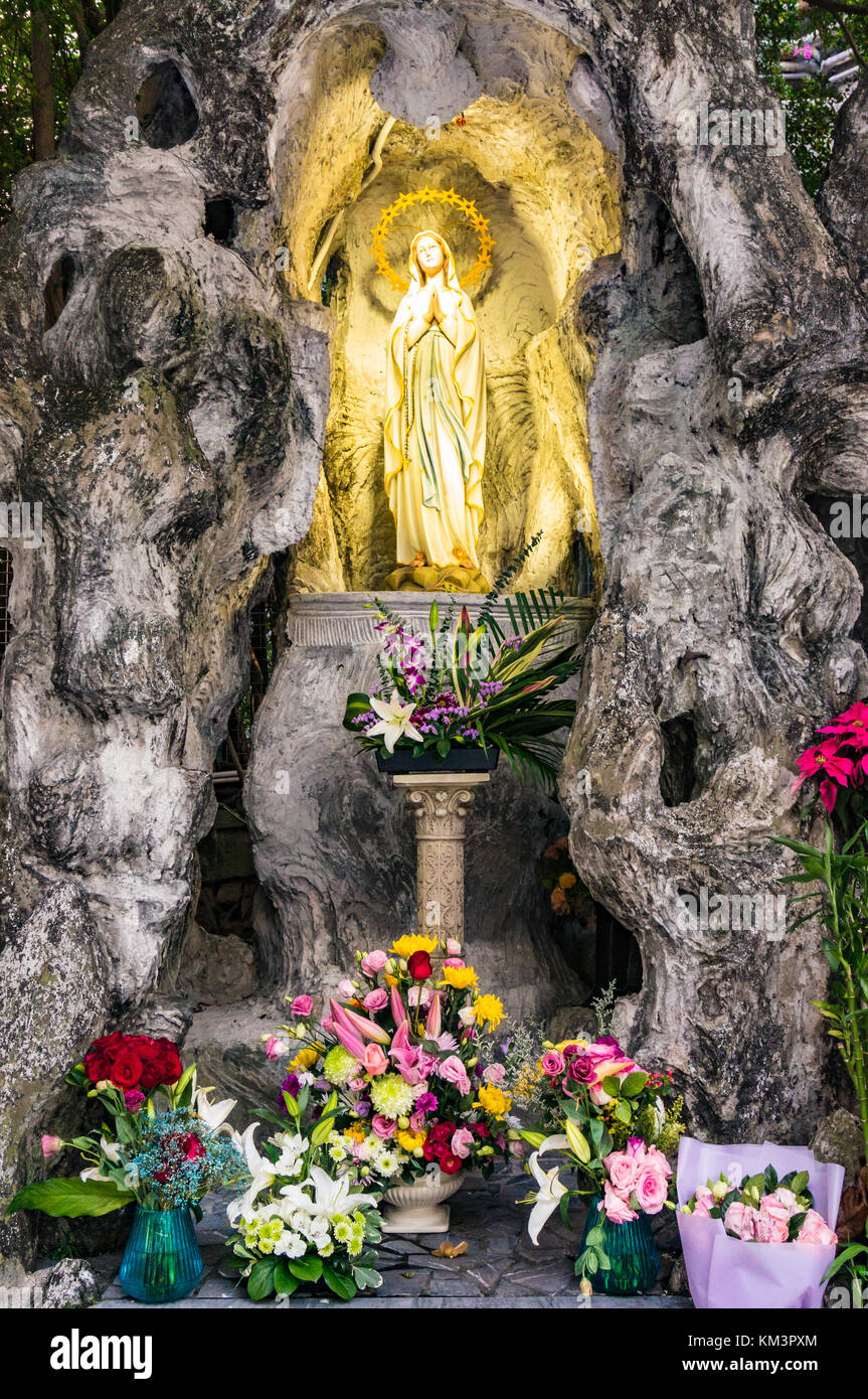 Una estatuilla de la Virgen María en la iglesia de la santa cruz en Hong kong Foto de stock