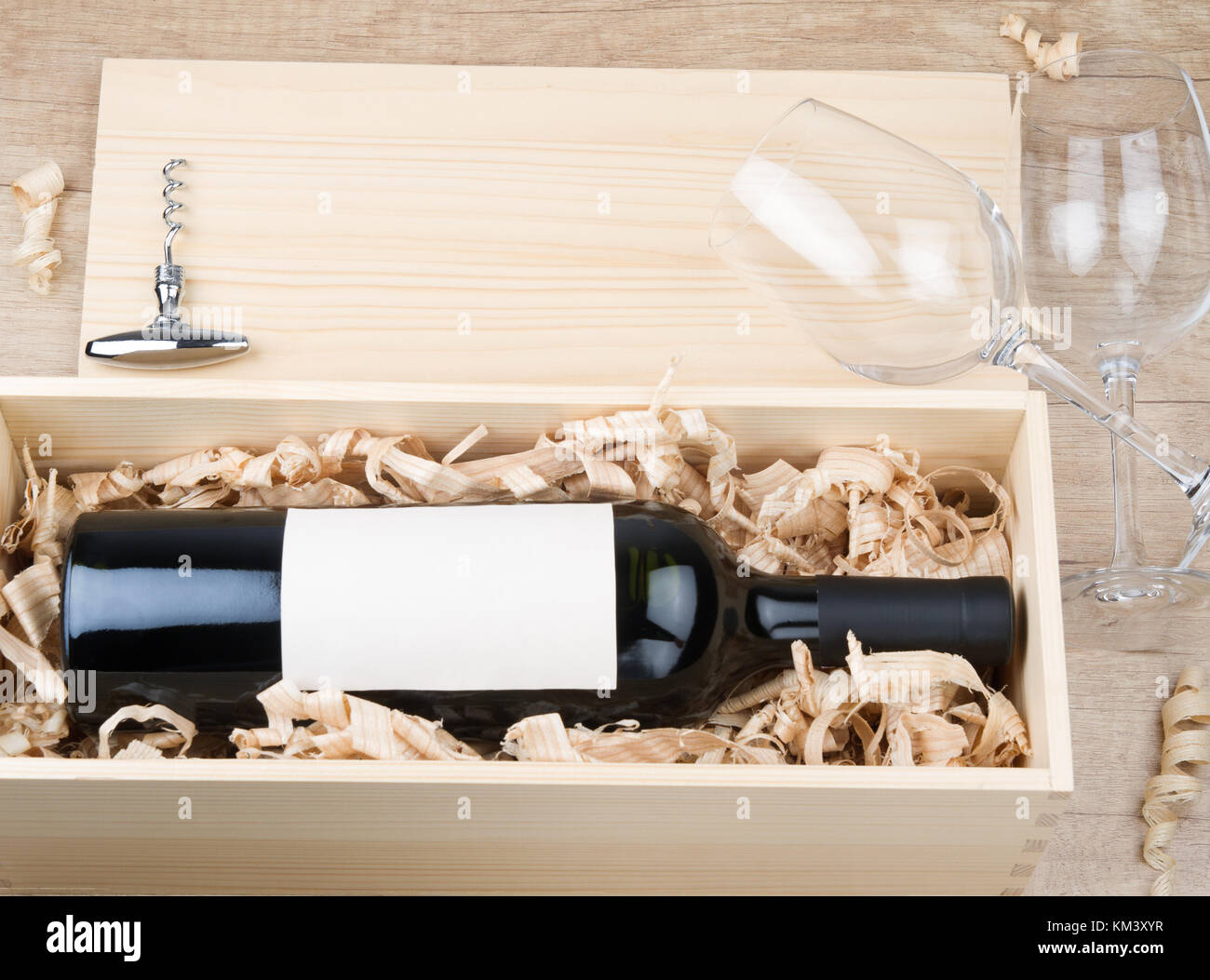 Botella de vino tinto en caja de madera y las copas de vino vacías  Fotografía de stock - Alamy