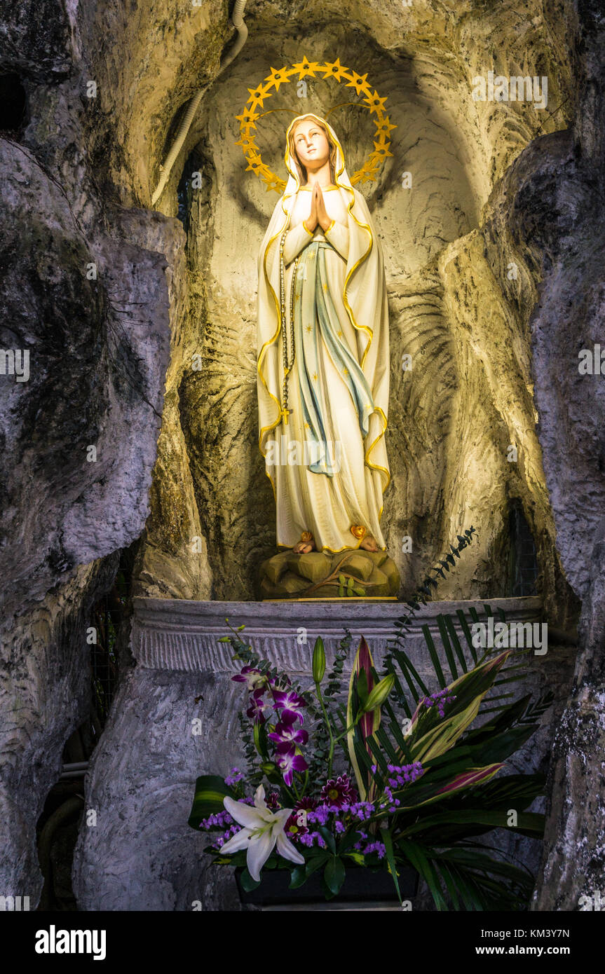 Una estatuilla de la Virgen María en la iglesia de la santa cruz en Hong kong Foto de stock