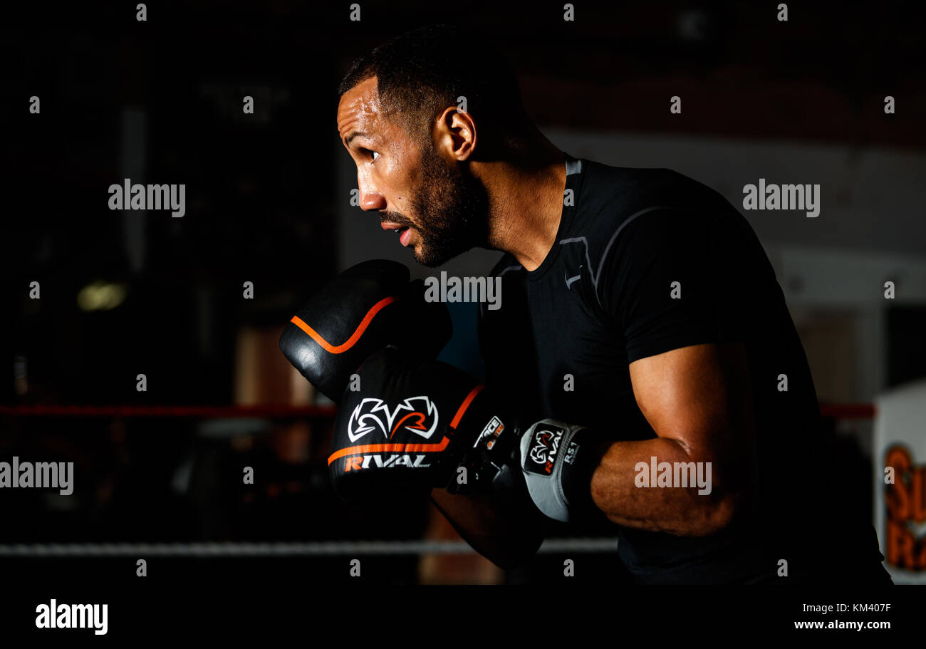 James DeGale durante su entrenamiento en los medios de comunicación Stonebridge Boxing Club, Londres. Asociación de la prensa de la foto. Imagen Fecha: Lunes 4 de diciembre de 2017. Crédito de la foto debe leer: John Walton/PA Cable Foto de stock