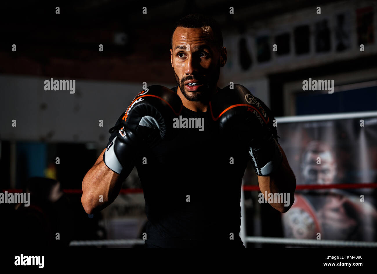 James DeGale durante su entrenamiento en los medios de comunicación Stonebridge Boxing Club, Londres. Asociación de la prensa de la foto. Imagen Fecha: Lunes 4 de diciembre de 2017. Crédito de la foto debe leer: John Walton/PA Cable Foto de stock