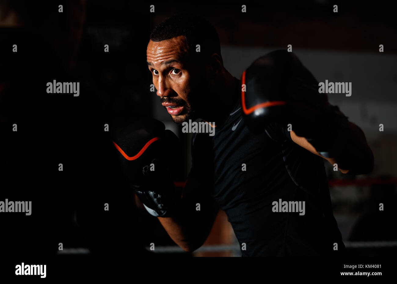 James DeGale durante su entrenamiento en los medios de comunicación Stonebridge Boxing Club, Londres. Asociación de la prensa de la foto. Imagen Fecha: Lunes 4 de diciembre de 2017. Crédito de la foto debe leer: John Walton/PA Cable Foto de stock