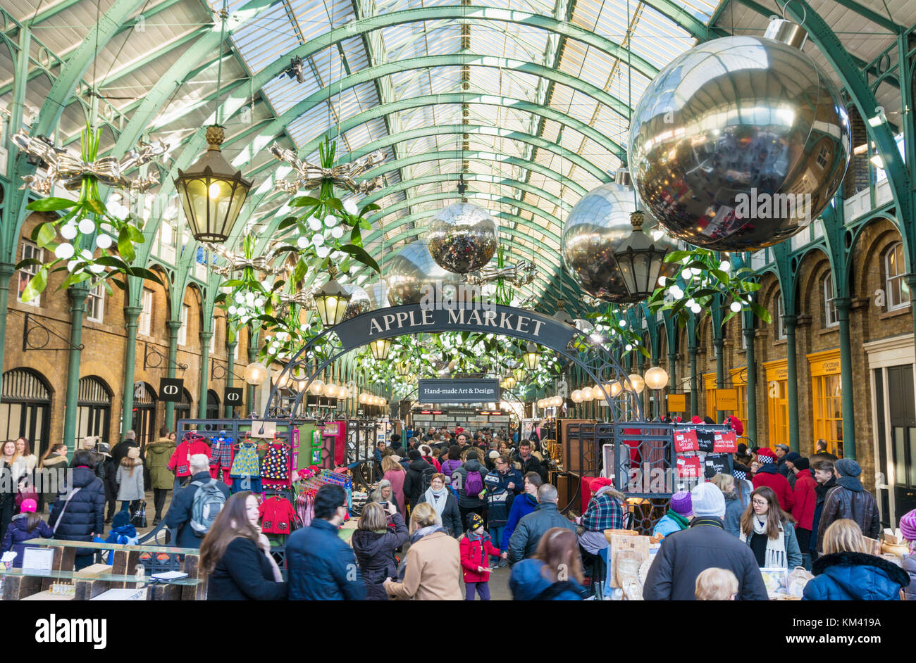 El Covent Garden de Londres, Inglaterra la gente de compras y de ocio en Apple del mercado, tiendas, restaurantes y cafeterías, Covent Garden de Londres, Inglaterra en el Reino Unido GB Europa Foto de stock