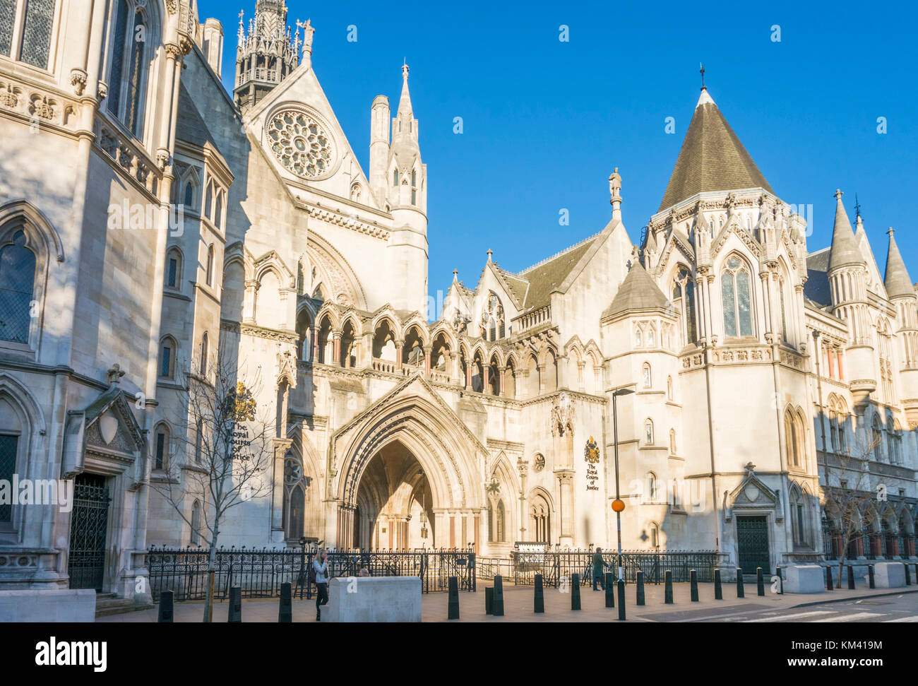 Las Cortes Reales de Justicia Tribunales de Justicia Real de Londres Inglaterra exterior go europe Foto de stock