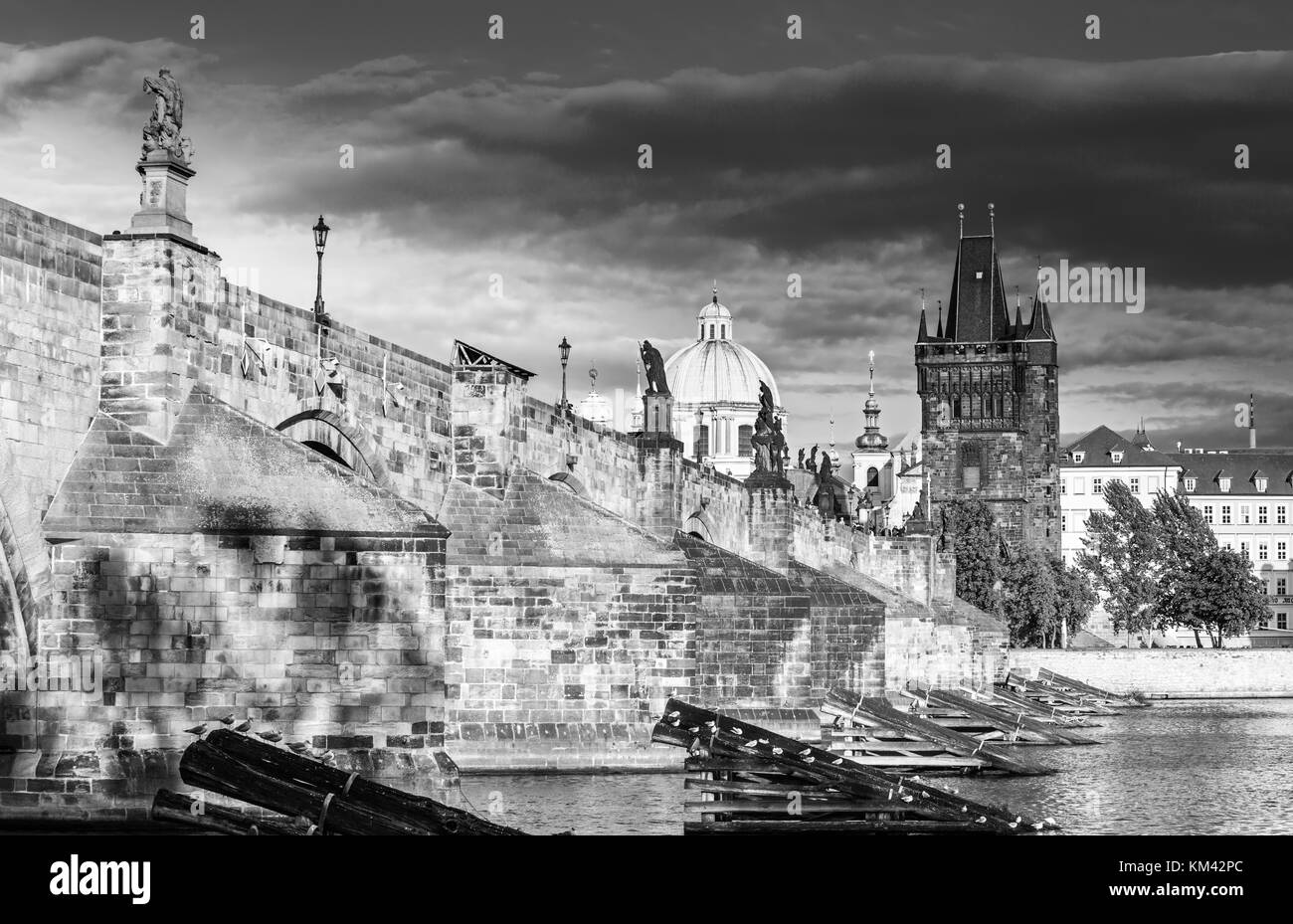 El centro histórico de Praga, con el castillo de Hradcany, el puente de Carlos y el río Vltava, Praga, República Checa Foto de stock