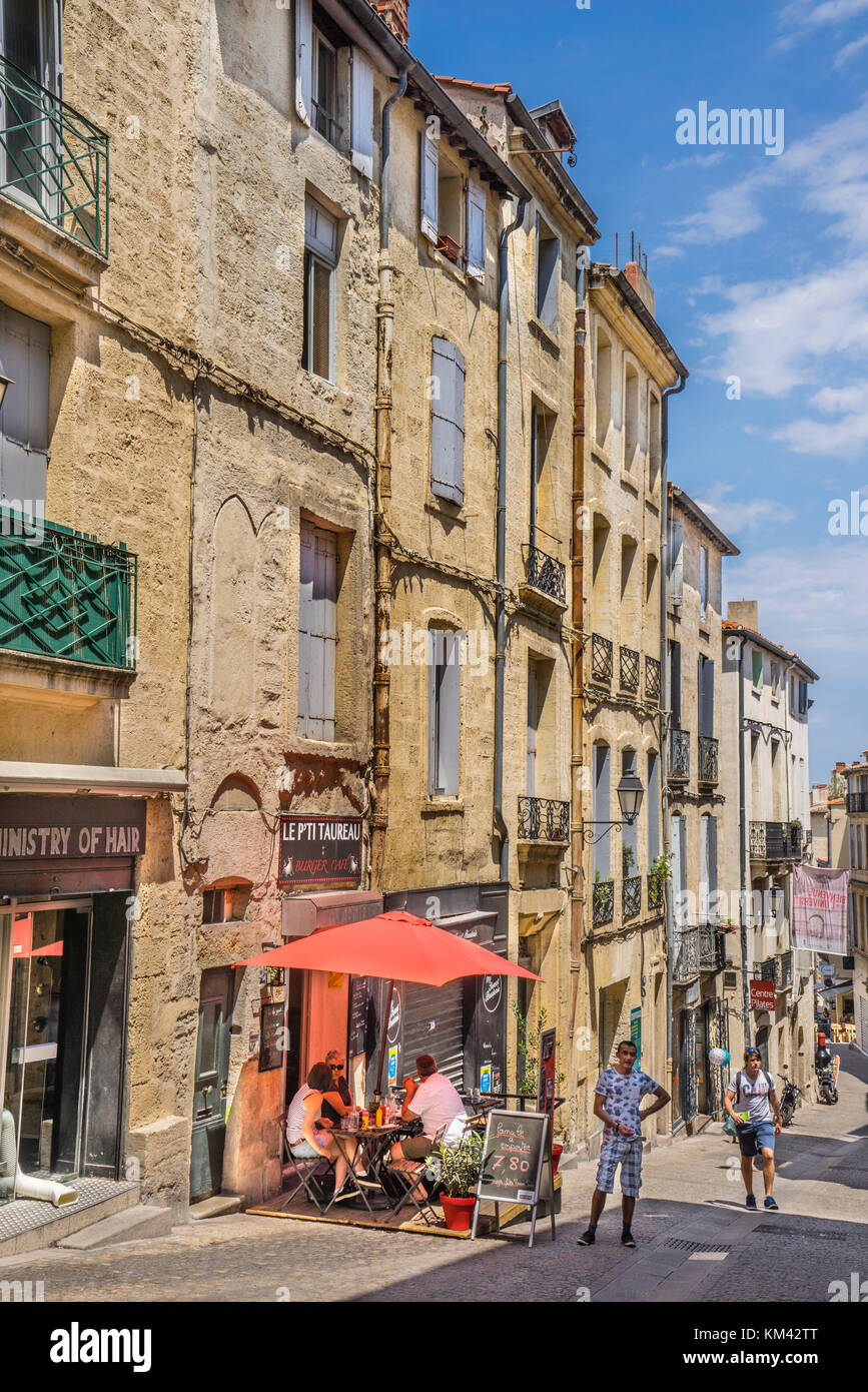 Francia, departamento de Hérault, Montpellier, Rue de l'Université en el centro histórico de la ciudad. Foto de stock