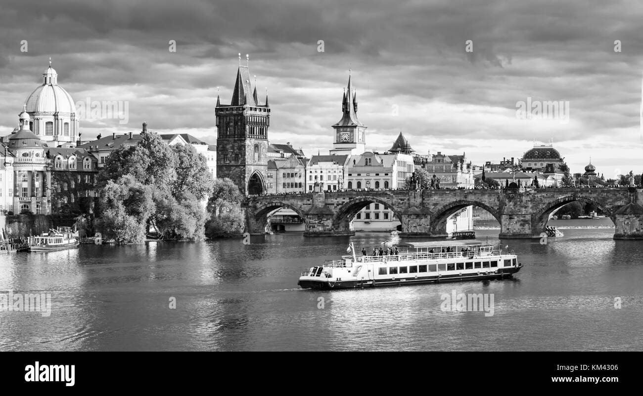 Vista panorámica sobre el río Moldava y el centro histórico de Praga, edificios y monumentos de la ciudad vieja de Praga, República Checa Foto de stock