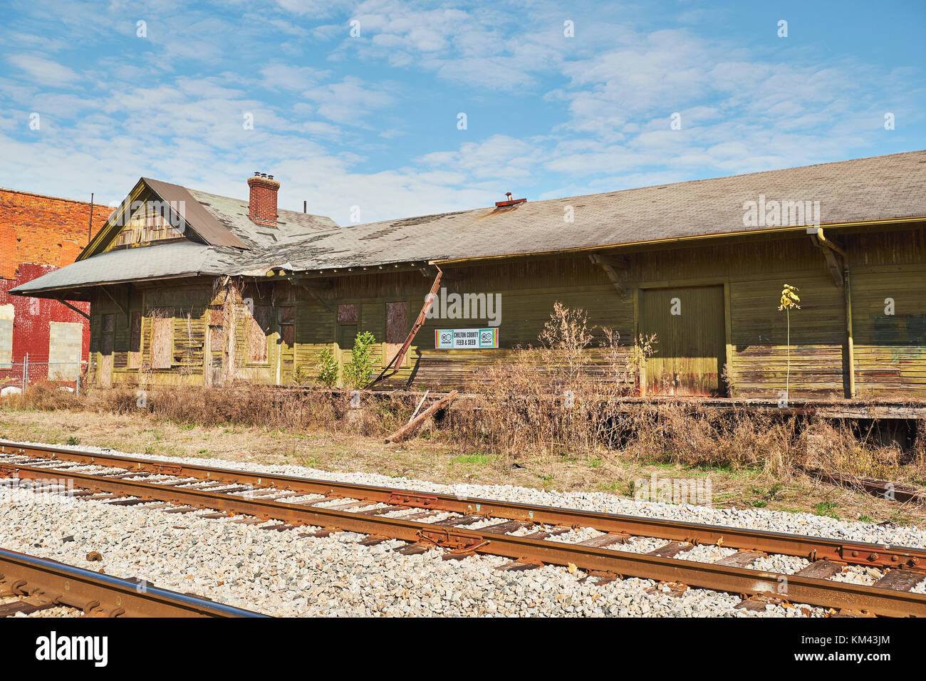 Antiguo almacén de mercancías de ferrocarril abandonados transformados en un almacén para el condado de chilton piensos y semillas en zonas rurales clanton Alabama, Estados Unidos. Foto de stock