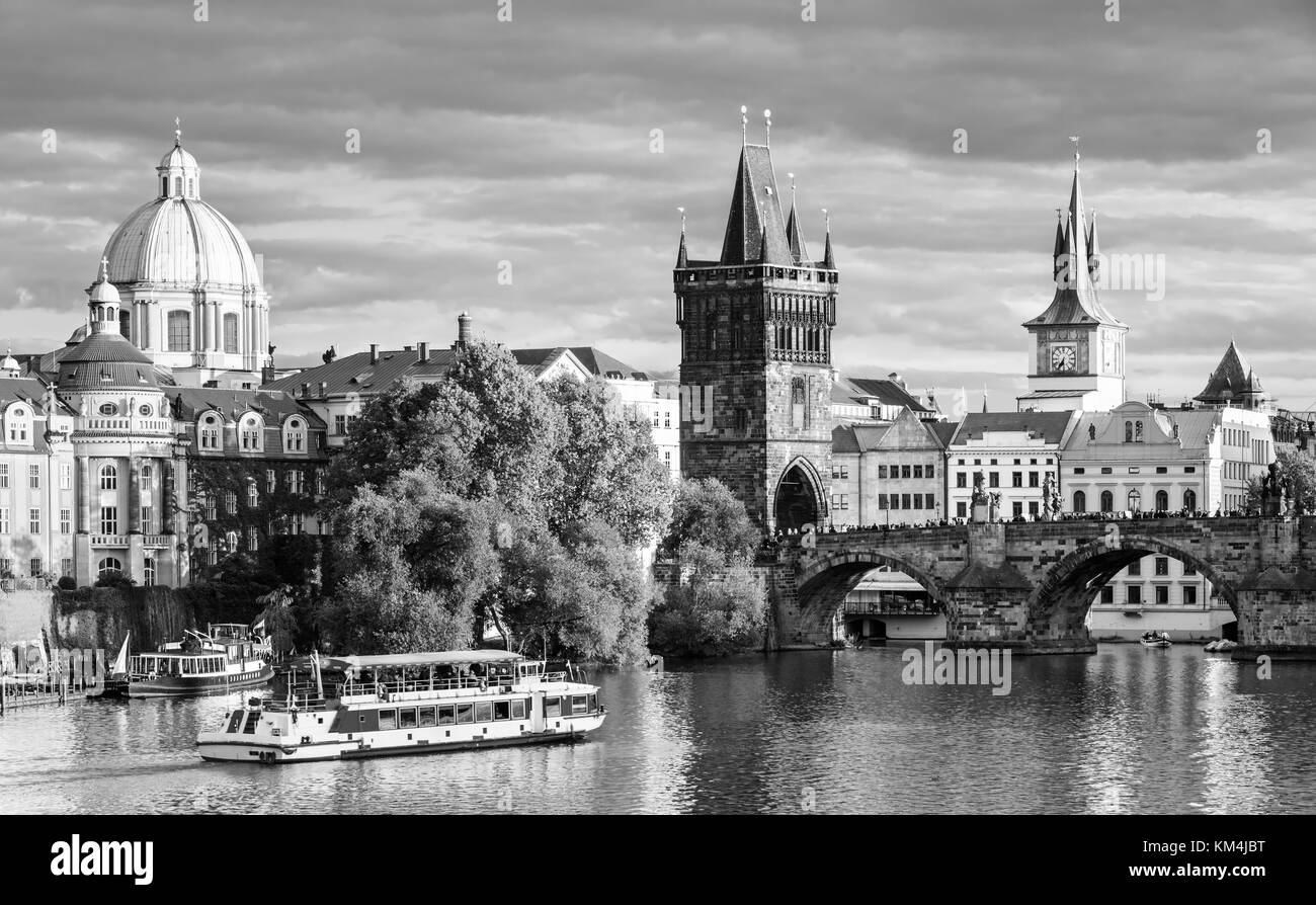 Vista panorámica sobre el río Moldava y el centro histórico de Praga, edificios y monumentos de la ciudad vieja de Praga, República Checa Foto de stock