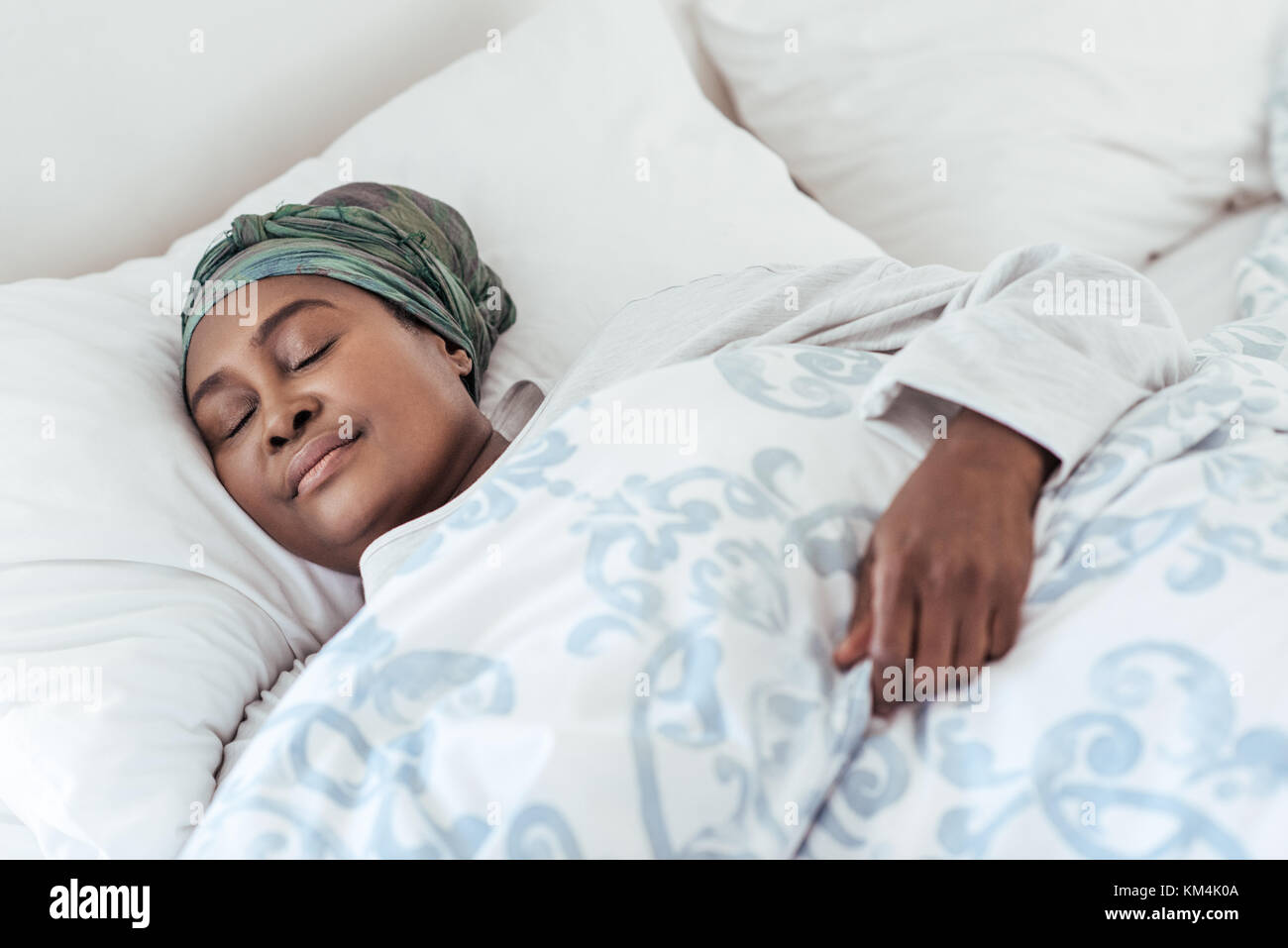 Joven africana acostado en su cama dormido rápido Foto de stock