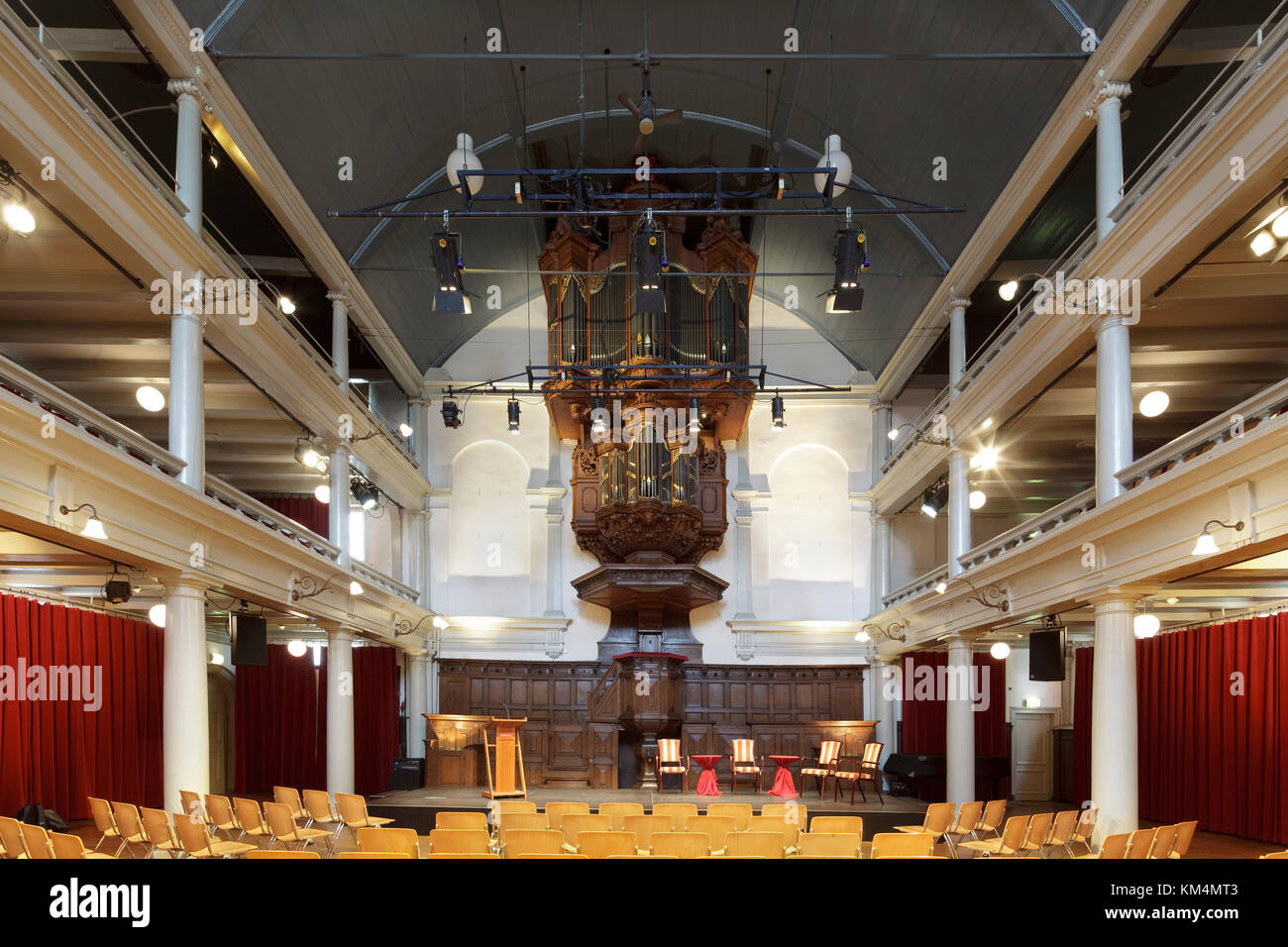 Vista desde la parte trasera del auditorio hacia la etapa y órgano. De Rode Hoed, Centro Cultural, Amsterdam, Países Bajos. Arquitecto: Desconocido, 1630. Foto de stock