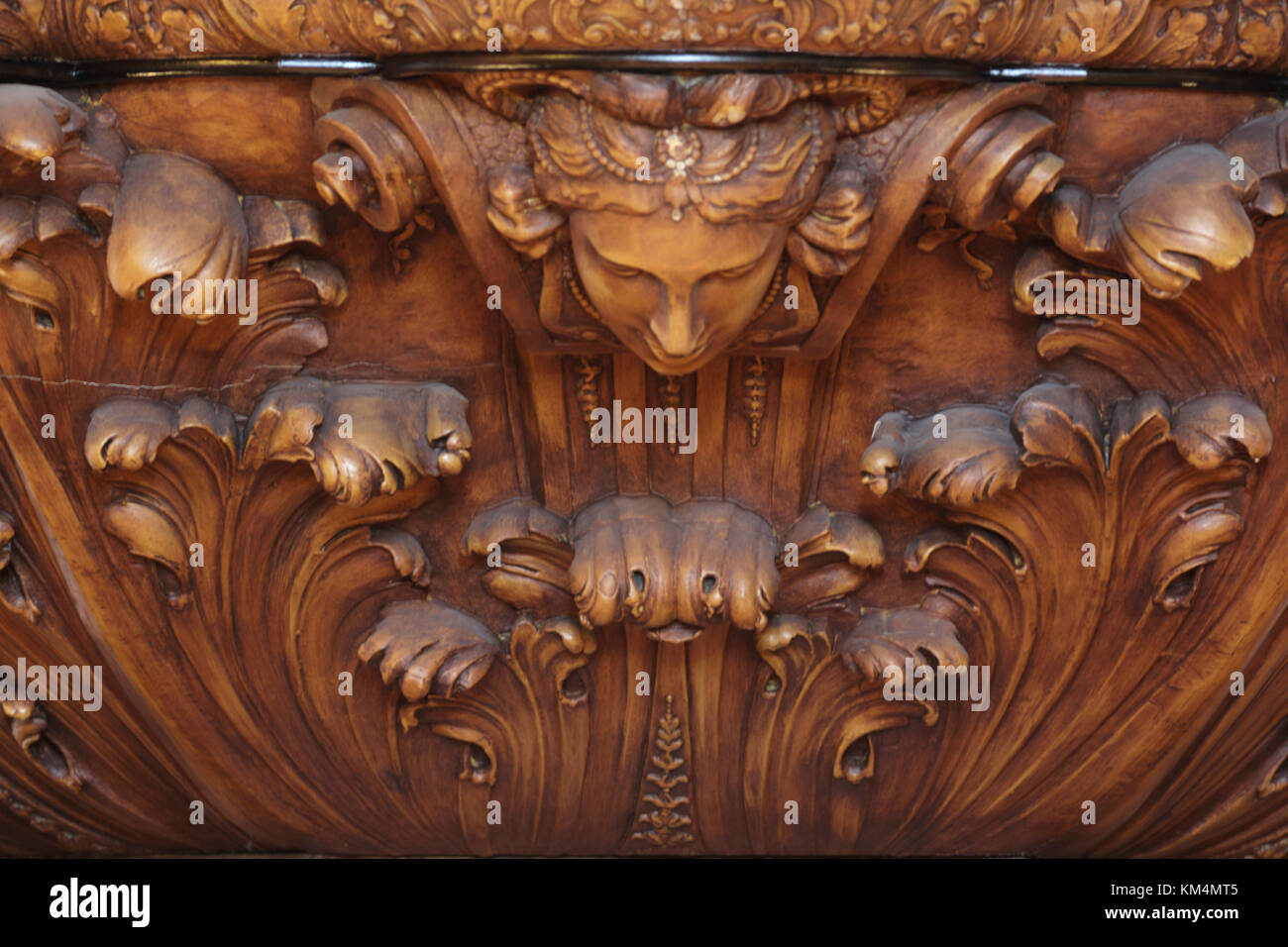 Detalle del tallado de madera debajo de órgano. De Rode Hoed, Centro Cultural, Amsterdam, Países Bajos. Arquitecto: Desconocido, 1630. Foto de stock