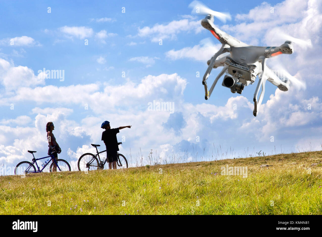 Drone volando con cámara Foto de stock