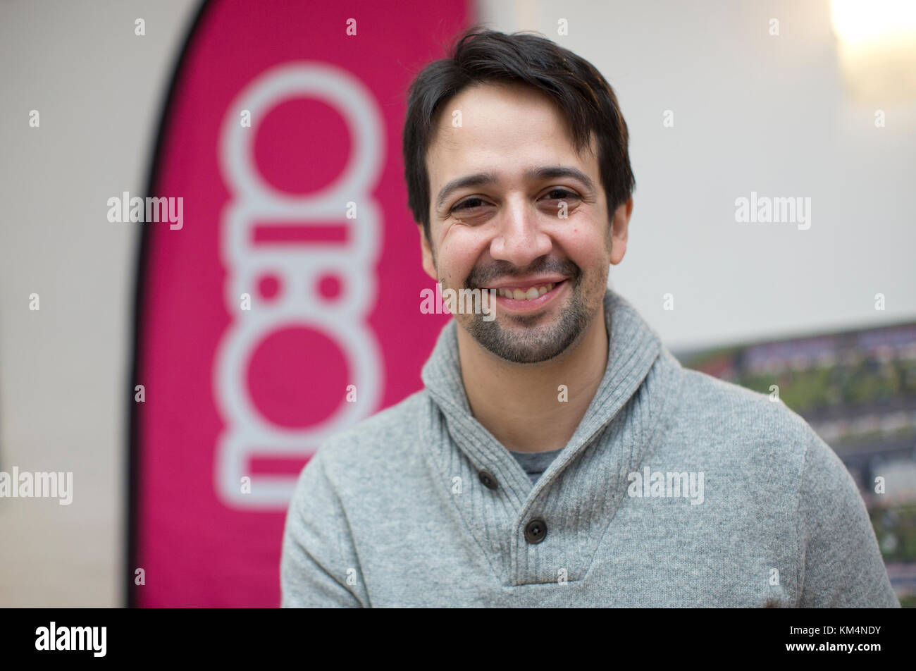 Actor y compositor Lin-Manuel Miranda, creador del musical de éxito Hamilton, visita la sede de la organización benéfica del espectáculo 10:10 en Londres antes de su apertura en el Victoria Palace Theatre el 6 de diciembre. La asociación de prensa. Imagen Fecha: Lunes 4 de diciembre de 2017. Crédito de la foto debe leer: Isabel Infantes/PA Cable Foto de stock