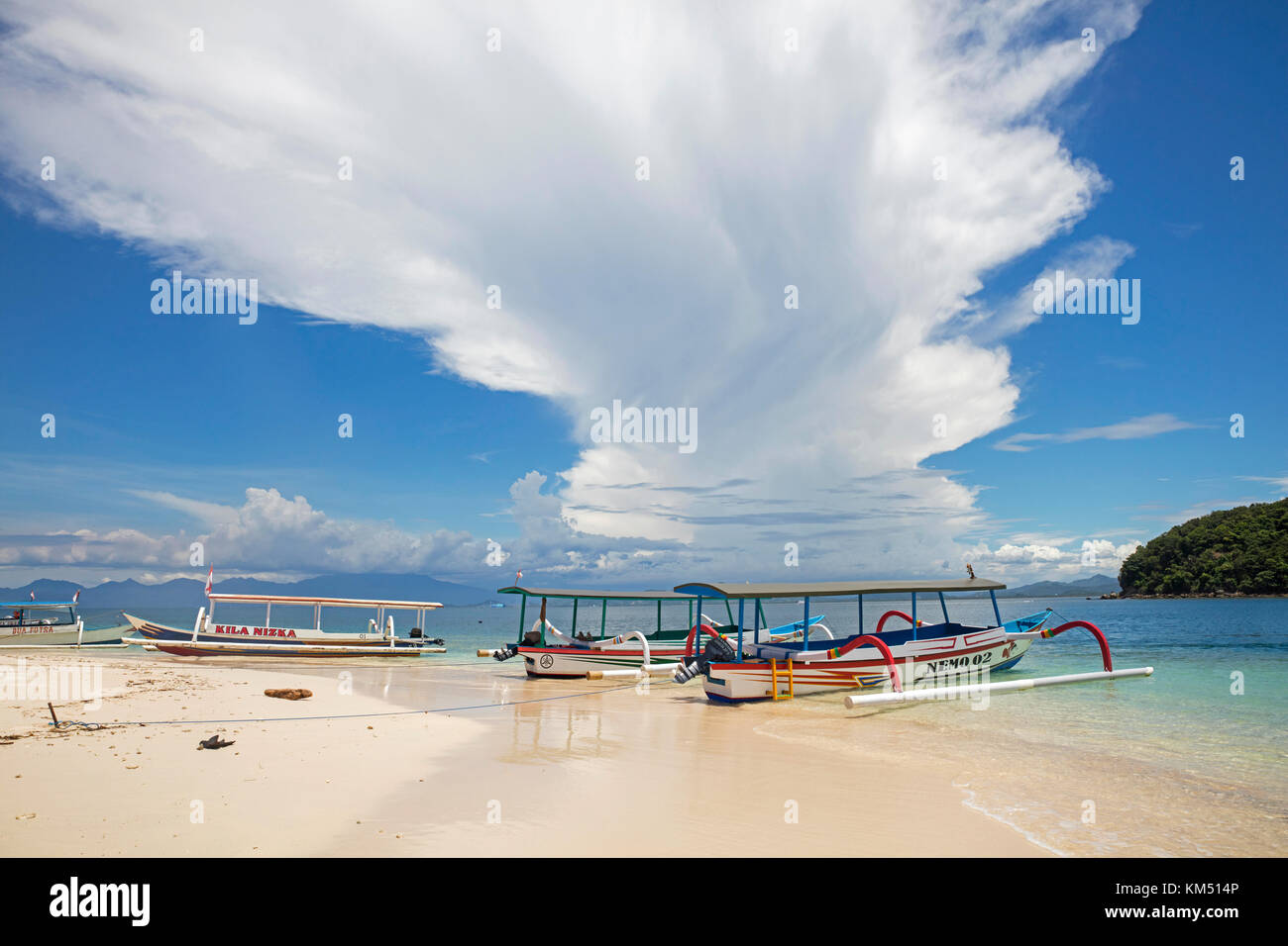 Outrigger embarcaciones turísticas de playa tropical idílico del islote gili nanggu, parte de las Islas Gili, isla Lombok, Lesser Sunda Islands, indonesia Foto de stock