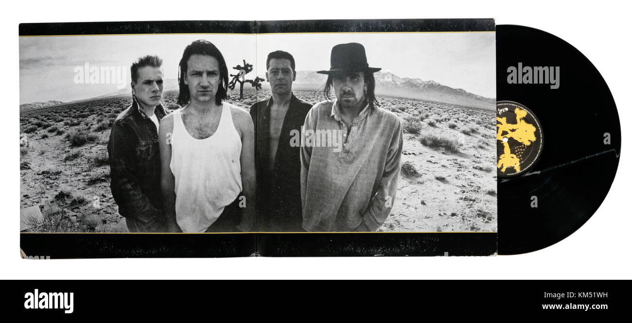 U2 álbum Joshua Tree, mostrando la abrió páginas desplegables de manguito con fotos de la banda Foto de stock