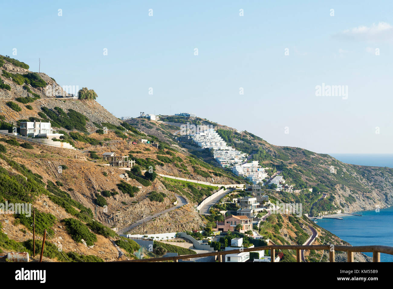 La casa en la colina de la isla de Creta. día soleado, buen tiempo. Foto de stock