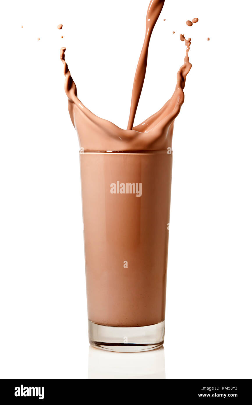 Chocolate Con Leche O Batido De Proteína Que Fluye En Un Vaso Haciendo Un Big Splash Aislado Sobre Fondo Blanco Fotografía De Stock Alamy