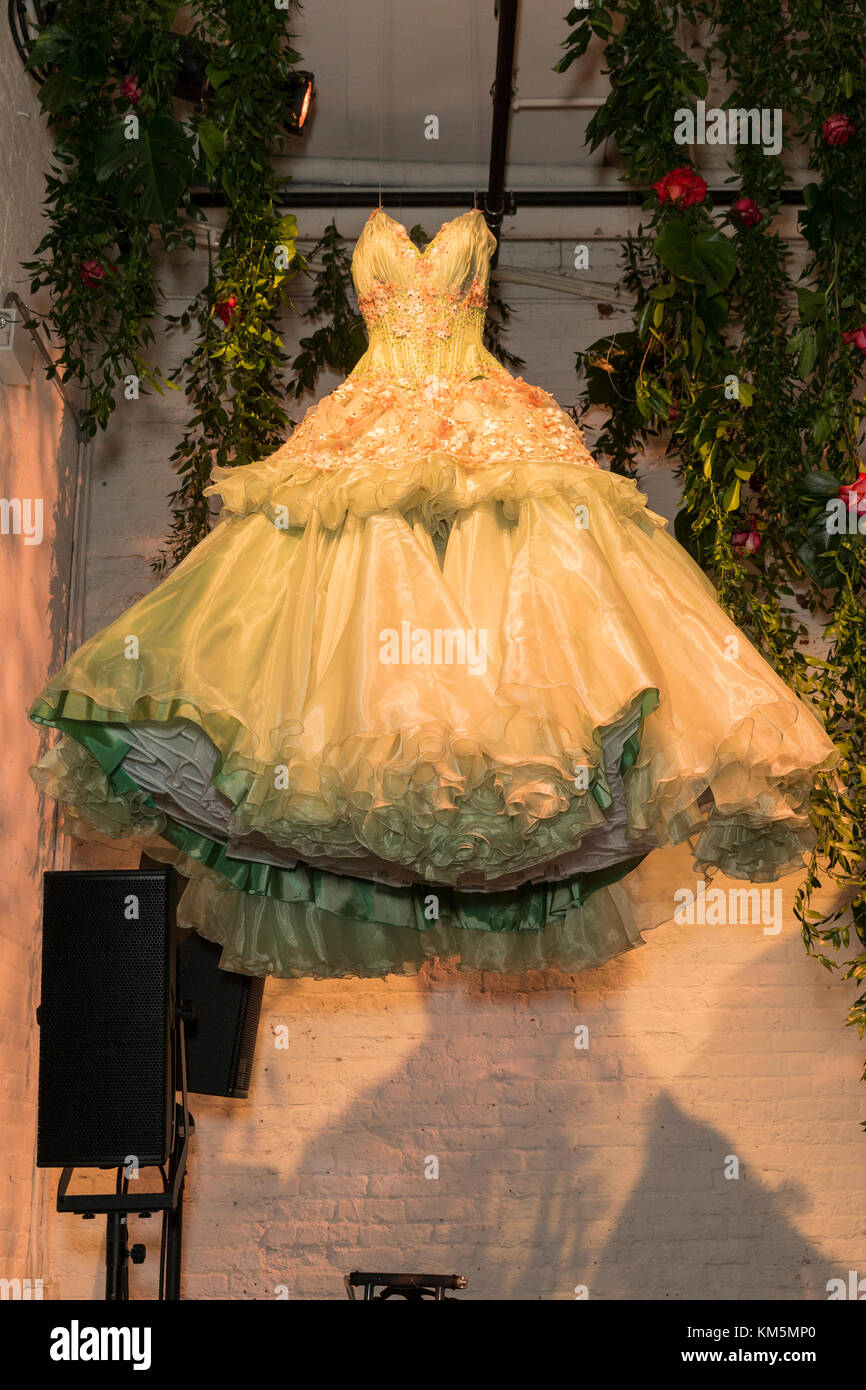 New York, NY - 4 de diciembre de 2017: quinceañera vestido por mitzy en exhibición en el cribado de HBO y la de 15: una quinceañera historia en el garaje de