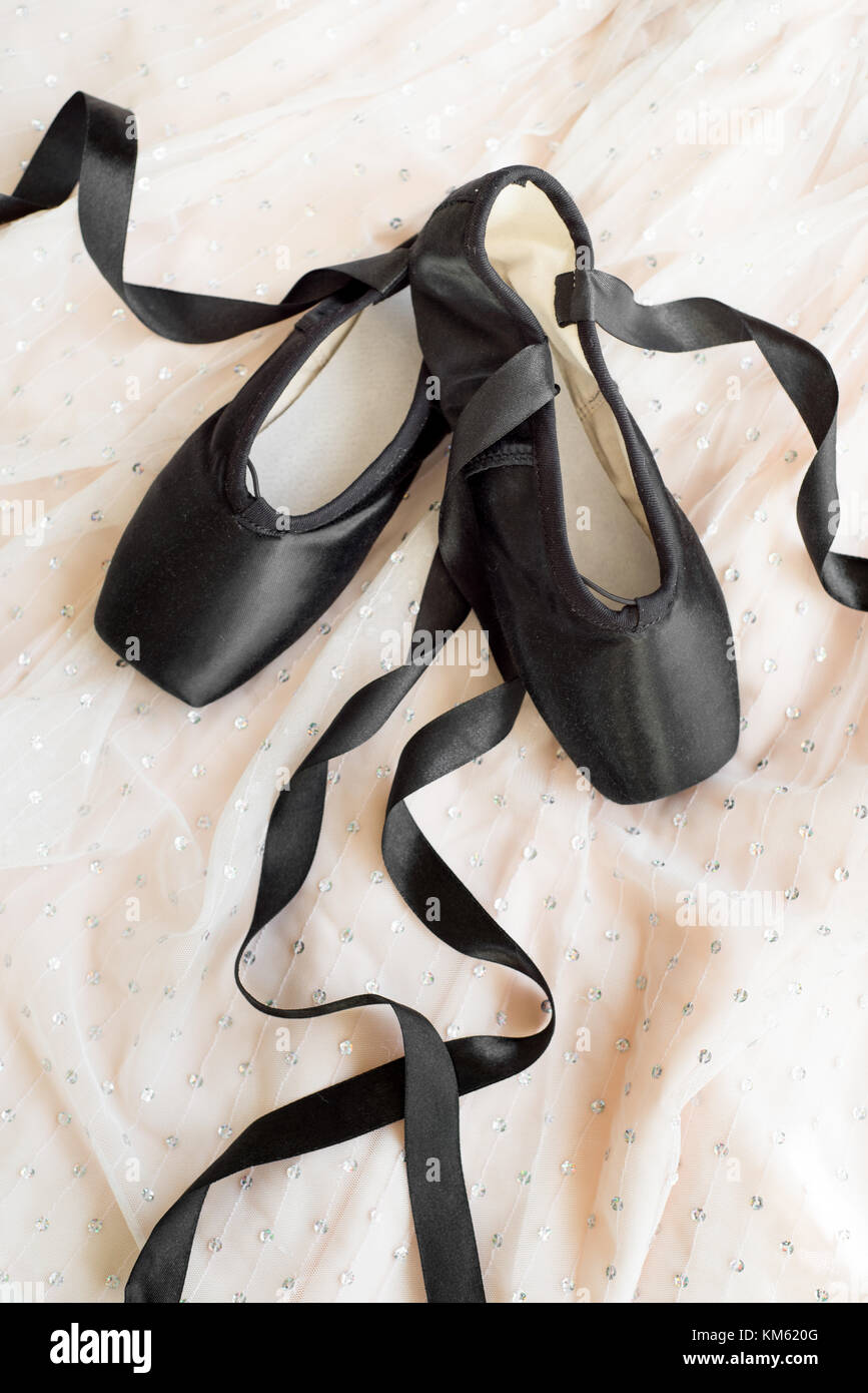 Los zapatos de ballet negro y traje blanco Fotografía de stock - Alamy