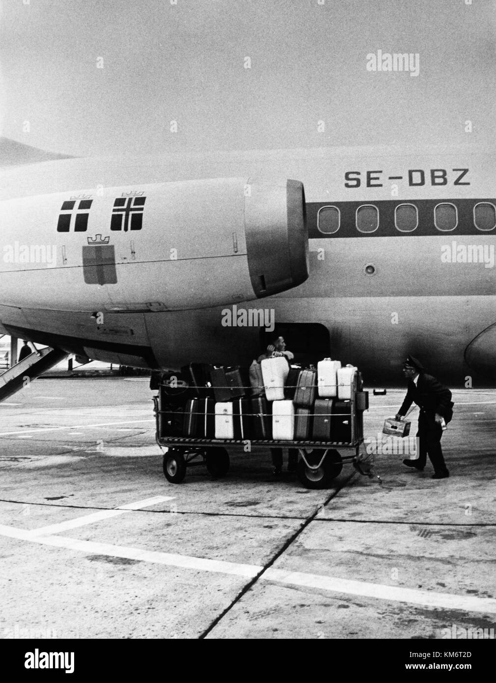 SAS DC 9 30, Kettil Viking se DBZ, arrendada a Swissair, en tierra,  cargando equipaje Fotografía de stock - Alamy