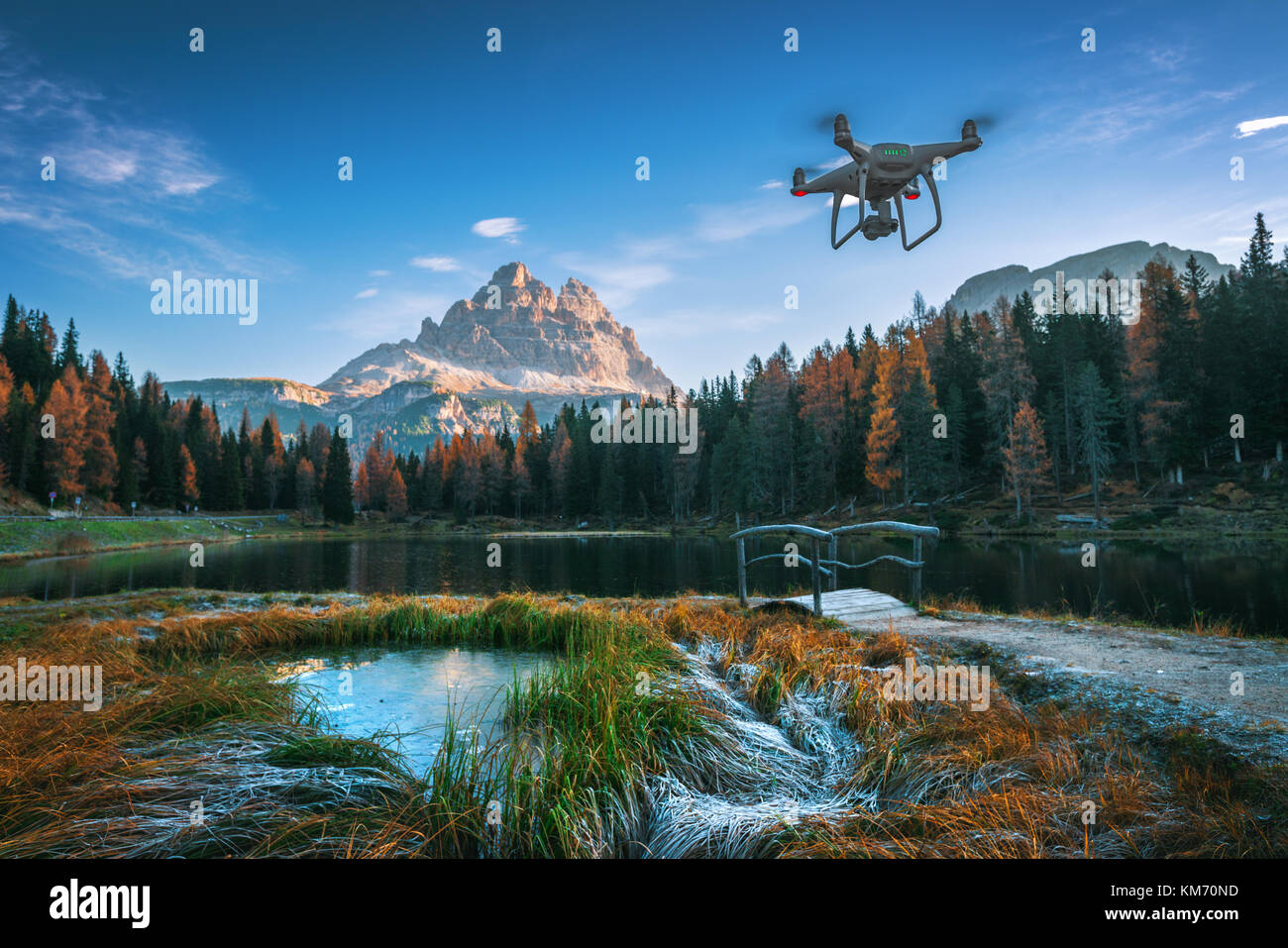 Lago lago antorno, Italia - 20 de octubre ,2017: flying drone quadcopter dji phantom 4 visión optimizado sistema de posicionamiento Foto de stock