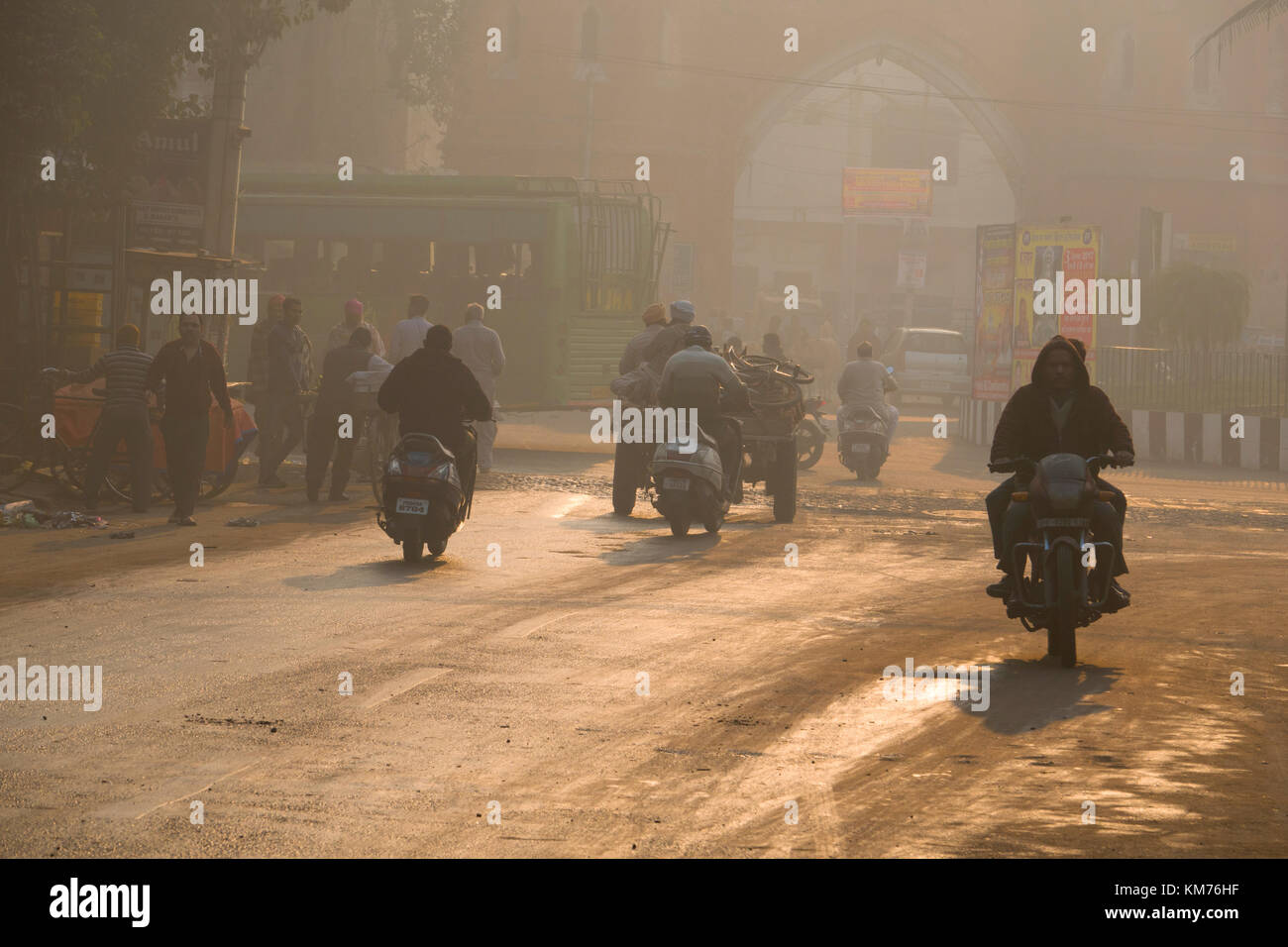 Temprano en la mañana la temperatura ambiente escena callejera en Amritsar, India Foto de stock