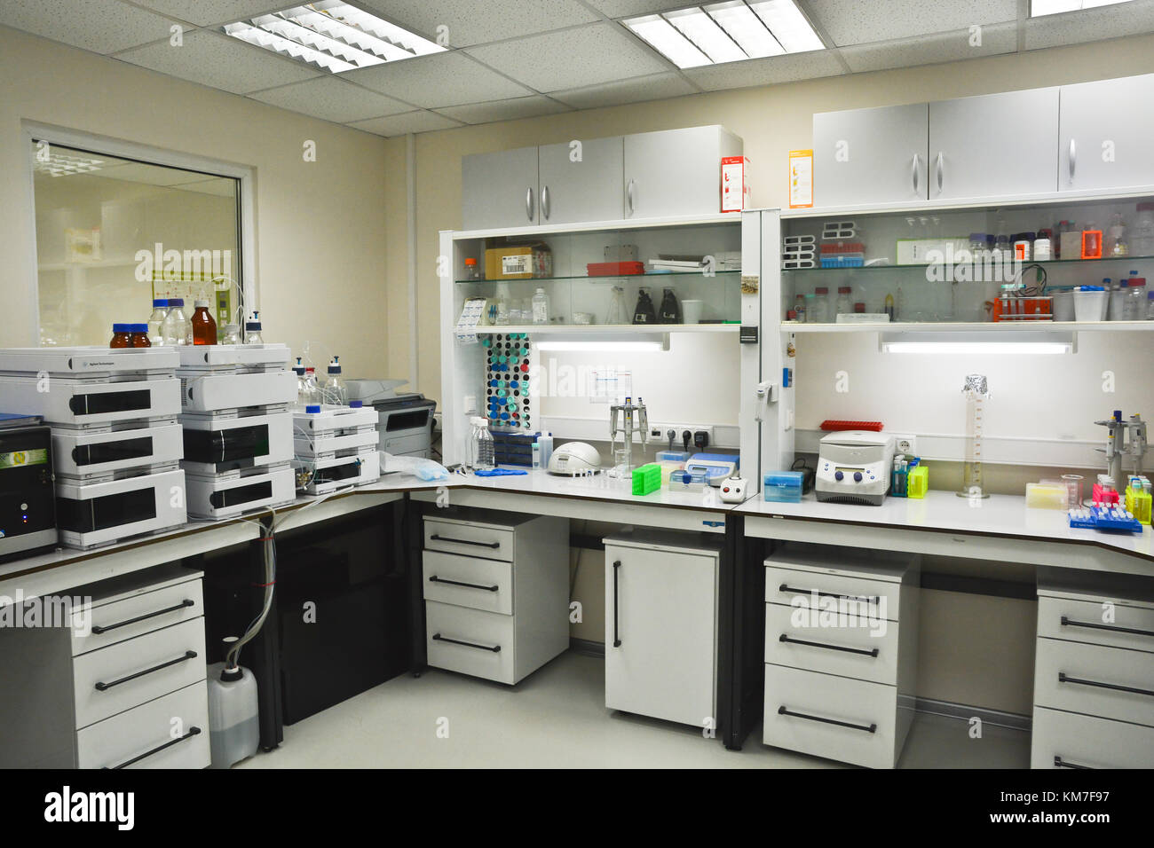 Interior de un moderno laboratorio químico. equipos en la sala para la investigación científica. Foto de stock