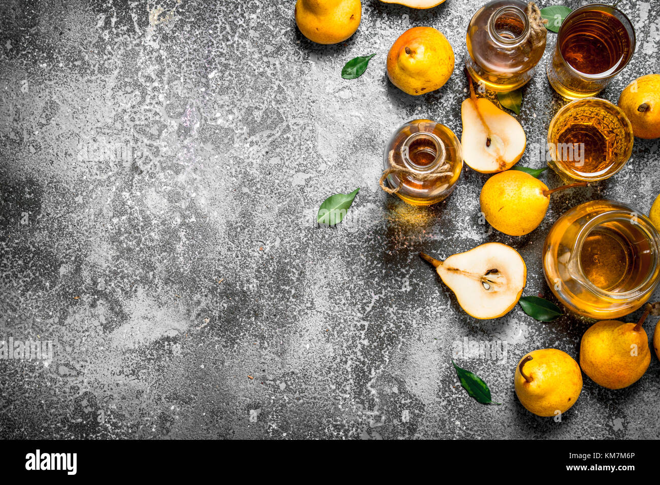 Fresh compota de peras maduras. sobre fondo rústico. Foto de stock