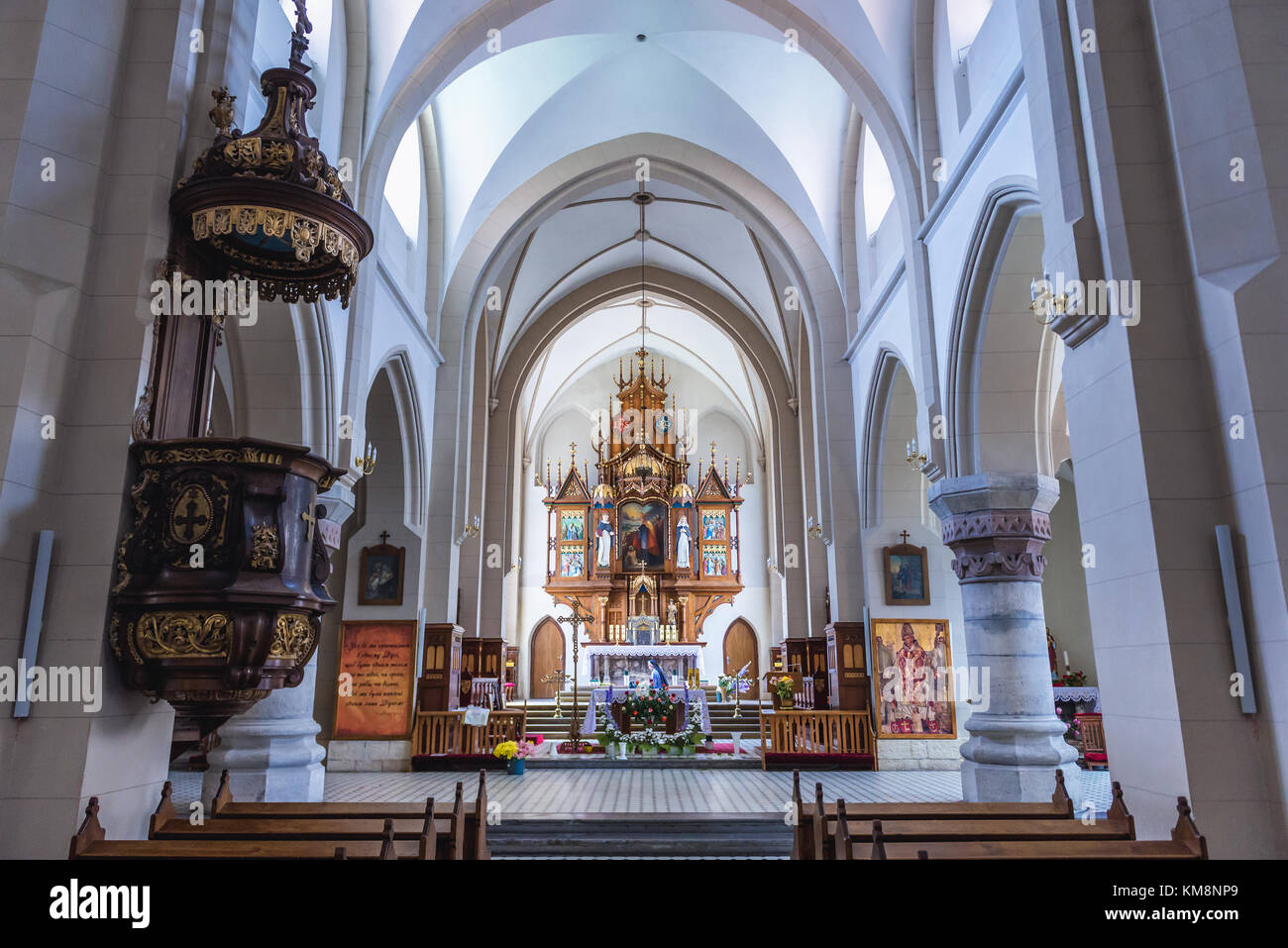 Interior de la Iglesia Católica Romana San Estanislao en la ciudad de Chortkiv en el Óblast de Ternopil, en el oeste de Ucrania Foto de stock