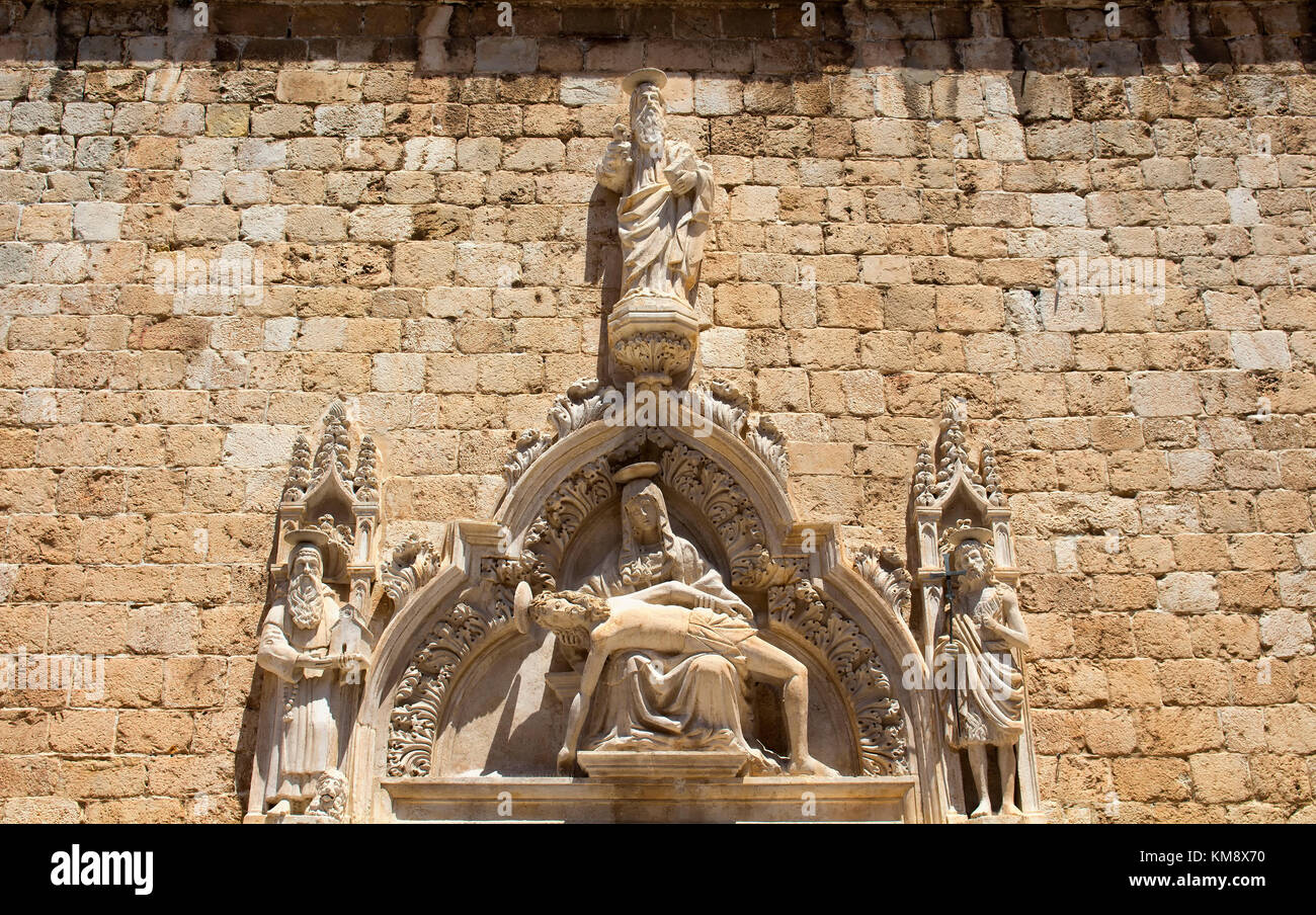 Estatuas en la fachada de la iglesia de San Salvador en el casco antiguo de Dubrovnik. pequeños 1520s Church, sobreviviente del terremoto de 1667, con una mezcla de gothic & renaissanc Foto de stock