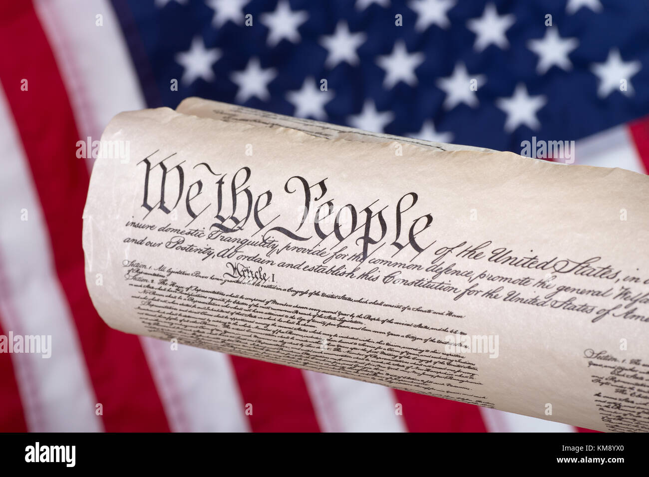 Constitución de los Estados Unidos con la bandera americana en el fondo Foto de stock