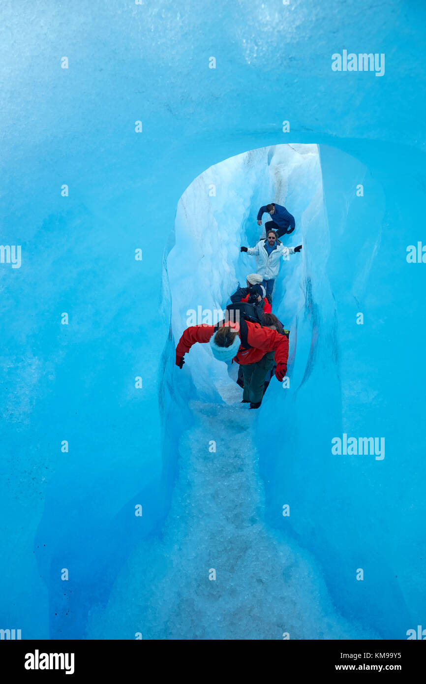 Los excursionistas en la cueva de hielo, el glaciar perito moreno, parque nacional Los Glaciares (Zona patrimonio de la humanidad), Patagonia, Argentina, Sudamérica Foto de stock