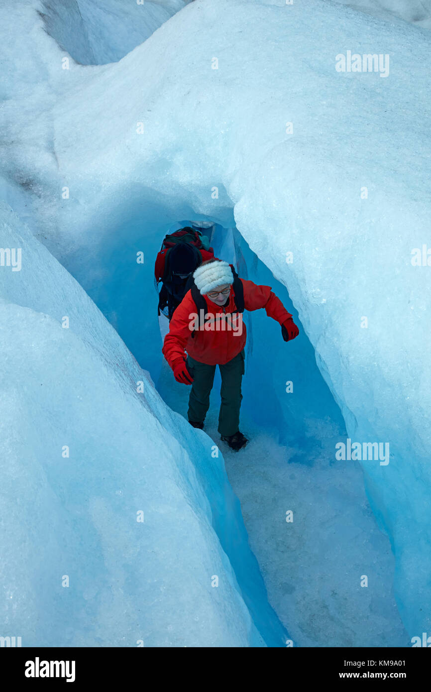 Los excursionistas en la cueva de hielo, el glaciar perito moreno, parque nacional Los Glaciares (Zona patrimonio de la humanidad), Patagonia, Argentina, Sudamérica Foto de stock