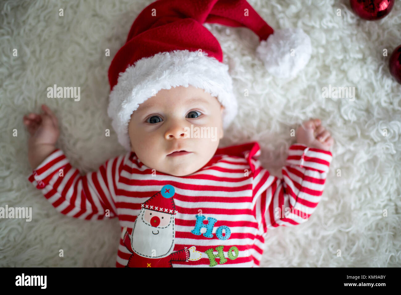 Retrato de Navidad poco lindo bebé recién nacido varón, vestido con ropa de  navidad y llevar gorro de Papá Noel, Foto de estudio, horario de invierno  Fotografía de stock - Alamy