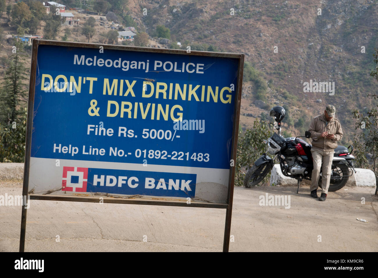 Señal de carretera en inglés asesorar contra la conducción en estado de ebriedad en Mcleod Ganj, india Foto de stock