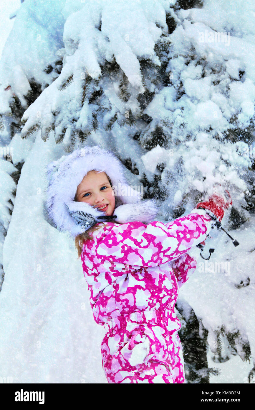 Invierno con nieve para niño niña en ropa cerca de árbol en parque Fotografía de stock - Alamy