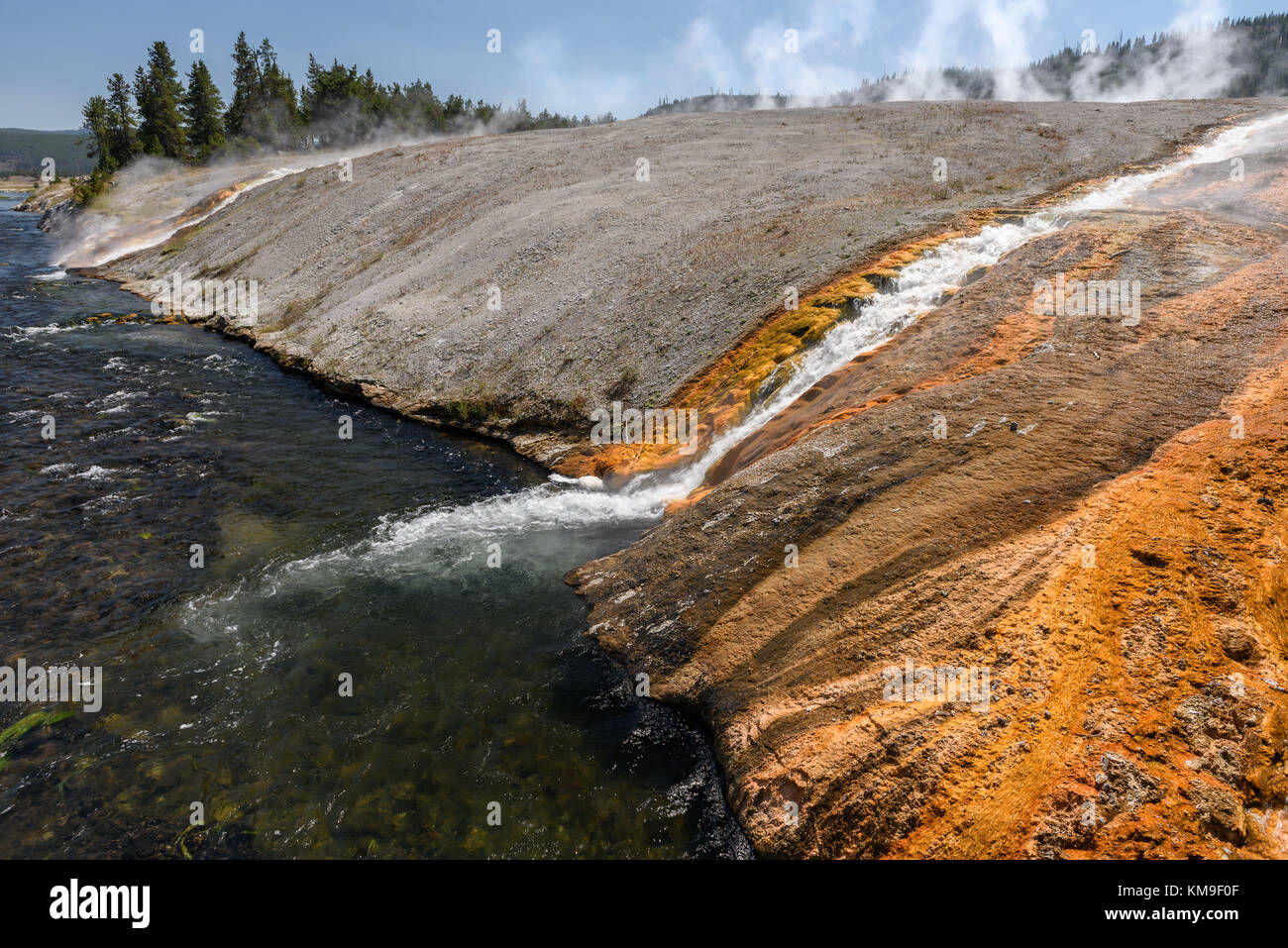 El Geyser Excelsior se desaguaba en el río Fire Hole, Parque Nacional Yellowstone, Wyoming, Estados Unidos Foto de stock